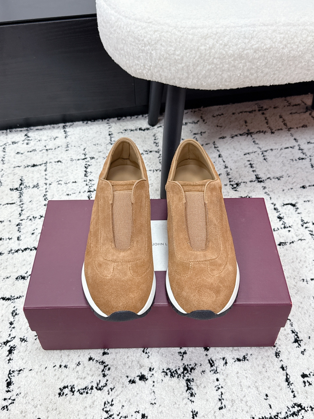 NO:725314,#Men's Top Version John Lobb John Lobb 26/ River II Men's Casual Shoes Series Lace-Up/Elastic Band Thick-soled Sneakers Old Money Style Casual Shoes Original purchase, development and production. This black leather luxury casual shoe is versatile and practical, suitable for all seasons. John Lobb's iconic triple cross elastic details ensure easy wearing and taking off. At the same time, it is reminiscent of the traditional hand-sewing process of the brand's tailored jackets, paying tribute to John Lobb's exquisite craftsmanship inheritance.  The style of this shoe is elegant and casual, equipped with leather lining, custom-made cowhide/cow suede upper, cowhide lining, TPU foam combination outsole, Size #European size is one size larger, 38-45 (46.47 custom-made, non-returnable), casual shoes/sports shoes, hermes, sneakers, jackets & coats,cowhide19860909#男款 顶级版本 John Lobb 约翰·洛布 26/ River II 男士休闲鞋系列 系带/弹力松紧带厚底运动鞋老钱风休闲鞋 原版购入开发 做货 这款黑色皮革 奢华休闲鞋百搭实穿,四季皆宜 爱马仕旗下 John Lobb标志性三重交叉松紧细节确保穿脱灵便 同时令人联想到品牌精裁夹克的传统手工缝制工艺,致敬约翰.洛布的精湛工艺传承 此款鞋履风格优雅而休闲,配有皮革衬里 鞋面定制牛皮/牛反绒 内里牛皮 鞋底TPU发泡组合大底 Size#欧码偏大一码38-45（46.47定做不退换）,休闲鞋/运动鞋,hermes,sneakers,jackets & coats,cowhide,Women's Shoes