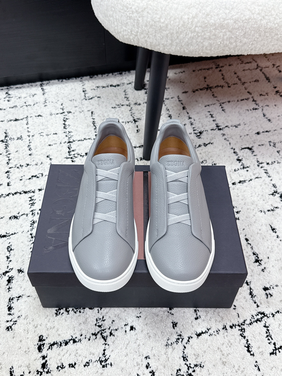 NO:725308,#Men's Purchasing Level Zegna Triple Stitch Sports Shoes TS-SECONDSKIN Classic Luxury Business Casual Men's Shoes This Nero Oasi Triple  StitchTMSECONDSKIN luxury casual shoes are made of selected calfskin, giving them a more flexible feel than ever before. Zegna's iconic triple cross elasticated details ensure easy putting on and taking off, and are reminiscent of the traditional hand-sewn craftsmanship of the brand's tailoring jackets, paying tribute to Zegna's exquisite craftsmanship heritage. Made of particularly soft and lightweight uppers, with white rubber soles. Triple StitchTMSECONDSKIN luxury casual shoes embody more than a century of exquisite craftsmanship, intellectual inheritance and persistent pursuit of innovation.  Upper custom-made pebbled cowhide/imported suede lining cowhide lining molded rubber outsole Size# male 39-45 (custom-made 45 non-refundable), casual shoes/sports shoes, zegna, sneakers, jackets & coats, cowhide, chamois leather19860909#男款 代购级 Zegna杰尼亚 Triple Stitch运动鞋TS-SECONDSKIN 经典 奢华商务休闲 男鞋 这款Nero Oasi Triple StitchTMSECONDSKIN奢华休闲鞋以精选小牛皮制成,赋予其更胜以往的灵便之感.杰尼亚标志性三重交叉松紧细节确保穿脱灵便,同时令人联想到品牌精裁夹克的传统手工缝制工艺,致敬杰尼亚的精湛工艺传承.采用尤为柔软的轻盈鞋面,配以白色橡胶鞋底.Triple StitchTMSECONDSKIN奢华休闲鞋凝聚超过百年的精湛工艺,智慧传承以及对创新的执着追求. 鞋面定制荔枝纹牛皮/进口麂皮 内里牛皮里 鞋底开模橡胶大底 Size#男39-45（45定做不退换）,休闲鞋/运动鞋,zegna,sneakers,jackets & coats,cowhide,chamois leather,Women's Shoes