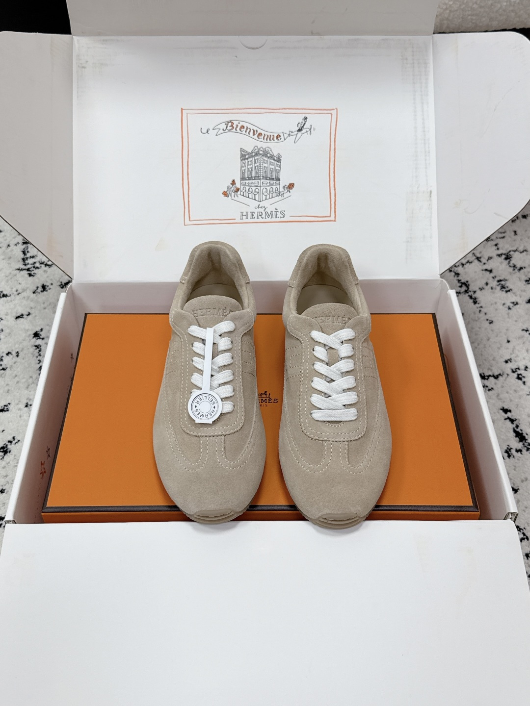 NO:725328,#国产 Purchasing-grade Hermes H Home 26/ Master Series Casual Sports Shoes White Shoes Dexun Shoes Guan-made Top Version Original Purchased and Developed Soft Calfskin Sneakers with Thin Soles to Create a Retro Simple Style The Shoe Shape Is Neat, Thin Sole Lightweight, Suitable for Daily Commuting or Leisure  Classic moral training shoe style, retro and versatile, can be easily worn with skirts and jeans. The soles are non-slip, comfortable for the feet, and you are not tired after walking for a long time. The delivery counter is exquisitely packaged. The fabric is original and customized imported first-layer cowhide. The lining is imported soft sheepskin. The sole is made of original molded non-slip rubber. Size: #women's 35-40 (customized for 40), casual shoes/sports shoes, hermes, hermes, sneakers, skirts, jeans, cowhide, sheepskin19860909#莞产 代购级 Hermes爱马仕 H家 26/ Master系列 休闲 运动鞋 小白鞋 德训鞋 莞产顶级版本 原版购入开发 柔软小牛皮运动鞋,搭配纤薄鞋底 打造复古简约风格 鞋型利落,薄底轻便,日常通勤或休闲都很适合 经典德训鞋型,复古百搭,裙装牛仔裤都能轻松驾驭.鞋底防滑,脚感舒适,长时间走路也不累.配送专柜精美包装 面料原版定制进口头层牛皮 内里进口柔软羊皮里 鞋底原版开模防滑橡胶材质 Size:#女款35-40（40订做）,休闲鞋/运动鞋,hermes,hermes,sneakers,skirts,jeans,cowhide,sheepskin,Women's Shoes