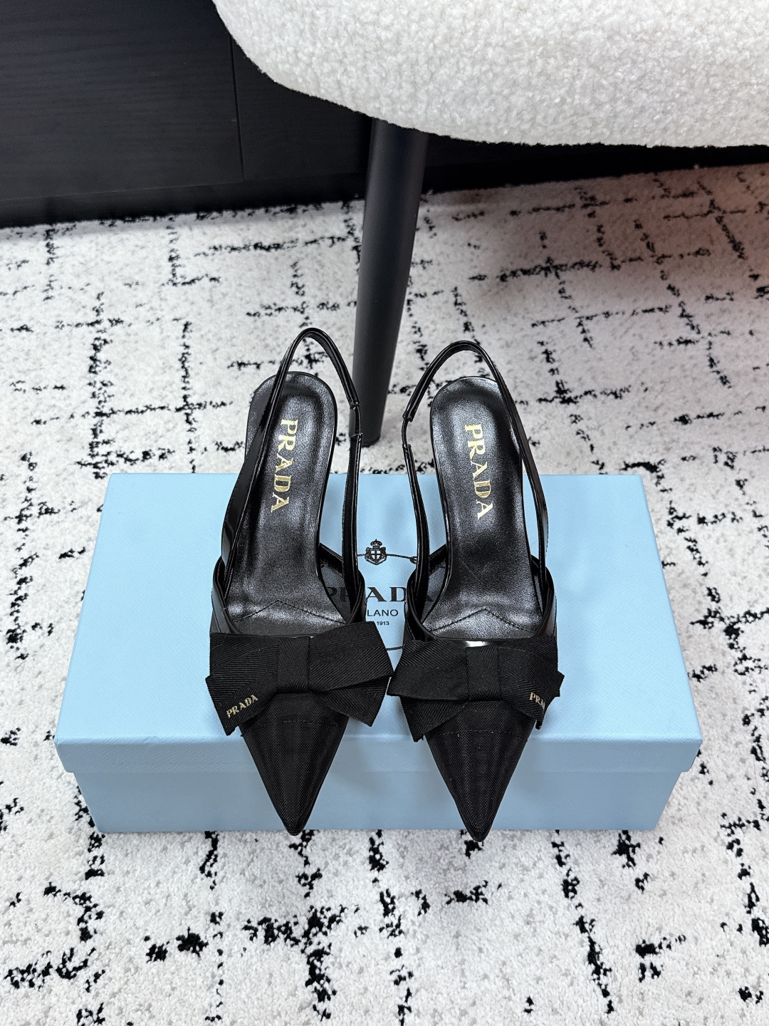 NO:725326,Prada 26/ Pointed-toe high-heeled mesh bow sandals. These high-heeled shoes are made of new materials. The mesh upper is breathable and looming, especially the toe is decorated with a large bow. The details reshape the classic design and exude contemporary feminine charm. Fabric: Breathable mesh Lining: Made of sheepskin, soft and comfortable Heel height: 7.5cm Sole: Italian leather sole  Size 34-42 (34.40.41.42 customized, non-returnable), high heels and sandals, prada, prada, sandals, high heels, sheepskin19860909Prada 普拉达 26/ 尖头高跟网面蝴蝶结 凉鞋 这款高跟鞋采用全新材质,网眼鞋面透气又若隐若现的呈现,特别是鞋头用一个大蝴蝶结作为点缀,与细节重塑经典设计,散发当代女性魅力. 面料: 透气网纱 内里: 采用羊皮柔软舒适 跟高: 7.5cm 鞋底: 意大利真皮底 Size34-42(34.40.41.42定做不退换),高跟鞋凉鞋,prada,prada,sandals,high heels,sheepskin,Women's Shoes