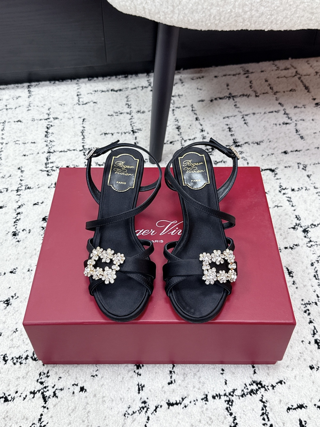 NO:722446,Roger Vivier RV 26/ Spring and summer new product diamond buckle sandals I fell in love with them at first sight, RV flower diamond sandals, the silk material is full of high-end feeling, the flower diamond buckles are low-key and sparkle under the light. They are so comfortable that you don’t want to take them off. Black is an eternal classic, versatile and noble. Whether it is a date or commuting, it can be used by all ladies. Hurry up and get it. Fabric: Silk with diamond buckles Inner: Sheepskin lining Outsole: Italian genuine leather sole  Heel height: 7.5cm Size: #34-42 (customized at 34.40.41.42), high heels and sandals, roger vivor, sandals, high heels, sheepskin, real silk19860909Roger Vivier RV 26/ 春夏新品 钻扣 凉鞋 一眼就看中了,RV花钻凉鞋,真丝材质高级感满满,花钻扣在灯光下低调又闪耀上脚舒服到不想脱下来.黑色是永远的经典,百搭又显贵气.无论是约会还是通勤,它都能驾驭各位小姐姐赶紧入手吧 面料: 真丝搭配钻扣 内里: 羊皮内里 大底: 意大利真皮底 跟高: 7.5cm Size: #34-42 (34.40.41.42订做）,高跟鞋凉鞋,roger vivier,sandals,high heels,sheepskin,real silk,Women's Shoes