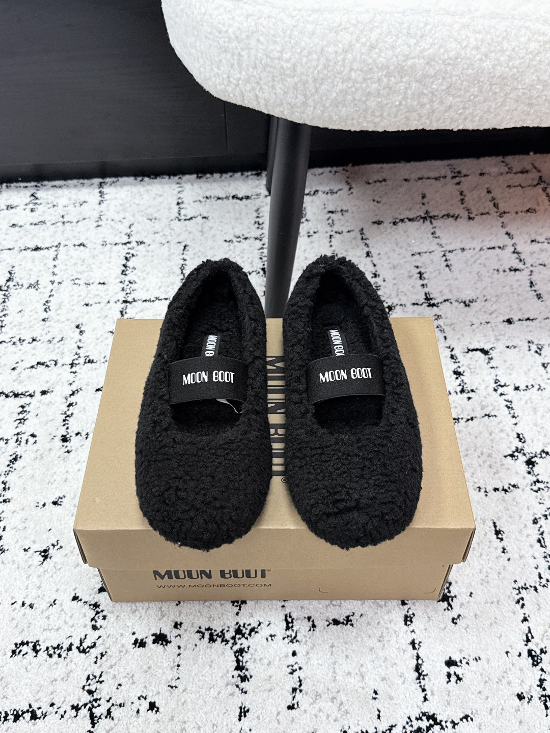 NO:747302,Moon Boot 26/ Snow boots brand, furry slippers, furry shoes. It has a unique design that cleverly combines brand classics and fashion cutting-edge. The iconic brand logo is glued on the upper with exquisite craftsmanship. It is eye-catching and public, and it is a powerful source of aura. The simple design of the furry upper is super warm, showing the feminine charm in every gesture. Material: Made of customized special fake wool. Outsole: Original molded custom anti-slip outsole.  Size#35-40 (40 customized),Mary Jane,boots,mary jane19860909Moon Boot 26/ 雪地靴品牌 毛毛拖 毛毛鞋 它以独特设计 将品牌经典与时尚前沿巧妙融合 标志性品牌大logo以精湛工艺滴胶于鞋面 醒目而张扬 更是气场的强大来源 简简单单的设计毛茸茸的鞋面 看着都超级暖和 举手投足间尽显女性魅力 材质: 采用定制特殊假羊毛 大底: 原版开模定制防滑大底 Size#35-40（40定制）,玛丽珍,boots,mary jane,Women's Shoes