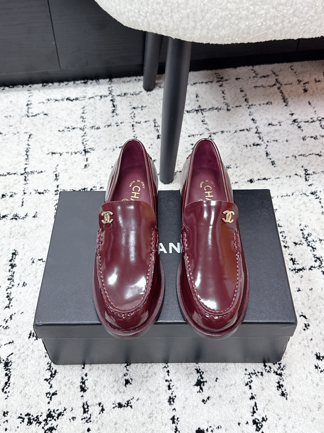 NO:747296,CHANEL Chanel 26/British style double C loaf slippers single shoes double C rhinestone hardware buckle looks extraordinarily delicate and easy to put on and take off!  Glossy patent leather material, full of luster, elegant and luxurious. Metal double C logo on the upper, high brand recognition. Heelless design, easy to put on and take off, low heels are comfortable, easy to control in daily or formal occasions. The burgundy color is perfect for autumn and winter, it goes well with skirts or trousers, and easily enhances the sense of sophistication. Upper: Made of imported open edge beads/cow suede. Inner: Sheepskin. Outsole: Genuine leather outsole imported from Italy.  Size#35-41(40.41 custom-made, non-refundable), half-slip sandals, chanel, chanel, loafers, sandals, slippers, skirts, sheepskin, Leather soles19860909CHANEL 香奈儿 26/ 英伦风双C 乐福 拖鞋 单鞋 双C 水钻五金扣 显得格外精致一脚蹬 穿脱真的不要太方便！ 亮面漆皮材质,光泽感满分,优雅又奢华.鞋面金属双C标志,品牌辨识度超高.无后跟设计,穿脱方便,低跟舒适,日常或正式场合都能轻松驾驭.酒红色调超适合秋冬,搭配裙装或裤装都很出彩,轻松提升造型精致感 鞋面: 采用进口开边珠/牛反绒 内里: 羊皮 大底: 意大利进口真皮大底 Size#35-41(40.41 订做不退换),半拖凉鞋,chanel,chanel,loafers,sandals,slippers,skirts,sheepskin,Leather soles,Women's Shoes