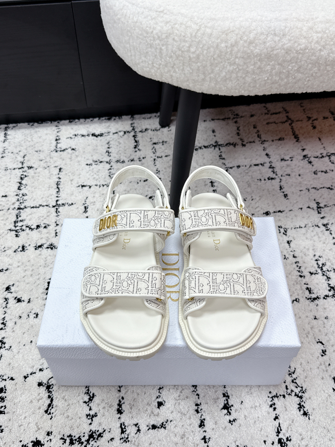 NO:748957,The top version of Dior 26/ss spring and summer new Velcro casual flat slippers is inspired by outdoor sandals and uses a double Velcro strap design, which is both sporty and practical. The golden metal 'DIOR' logo on the Velcro buckle is a low-key brand identification point, and the details highlight the luxurious texture.  Integrating the brand's iconic presbyopia elements into sports sandals breaks the stereotype that 'sandals can only be used for leisure' and is the core item to create an 'old money style' and 'refined lazy style' look. Whether it is daily commuting, beach vacations or city walks, it can be easily controlled. Upper electro-embroidered fabric, inner sheepskin outsole original molded outsole  size#35-41 (customized sizes 40 and 41 are non-refundable), slippers and sandals, dior, dior, sandals, slippers, sheepskin19860909顶级版本 Dior 迪奥 26/ ss 春夏新款魔术贴休闲平底拖鞋 以户外凉鞋为灵感,采用双魔术贴袢带设计,兼具运动感与实用性,魔术贴搭扣处的金色金属“DIOR”标识,是低调的品牌识别点,细节处彰显奢华质感. 将品牌标志性的老花元素融入运动凉鞋,打破了“凉鞋只能休闲”的刻板印象,是打造“老钱风”“精致懒人风”造型的核心单品.无论是日常通勤、沙滩度假还是城市漫步,都能轻松驾驭. 鞋面电绣布 内里羊皮 大底原版开模大底 size#35-41（40、41码定制不退换）,拖鞋凉鞋,dior,dior,sandals,slippers,sheepskin,Women's Shoes