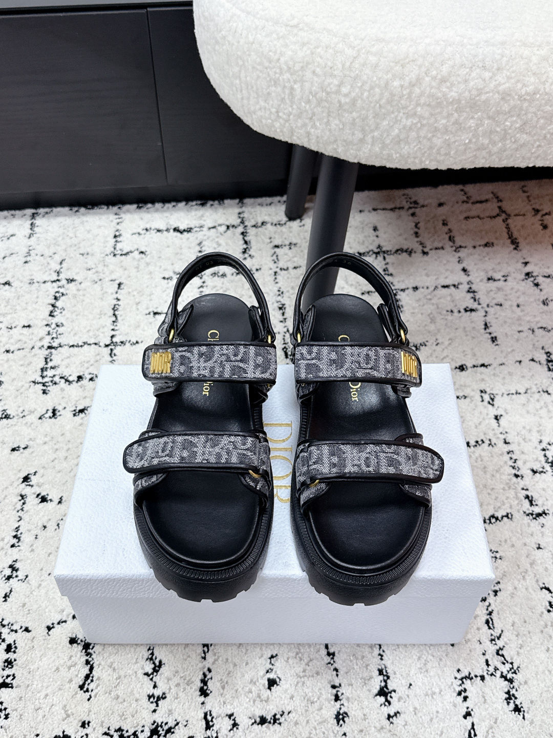 NO:748961,The top version of Dior 26/ss new spring and summer Velcro casual thick-soled slippers is inspired by outdoor sandals and adopts a double Velcro strap design, which combines sportiness and practicality. The golden metal 'DIOR' logo on the Velcro buckle is a low-key brand identification point, and the details highlight the luxurious texture.  Integrating the brand's iconic presbyopia elements into sports sandals breaks the stereotype that 'sandals can only be used for leisure' and is the core item to create an 'old money style' and 'refined lazy style' look. Whether it is daily commuting, beach vacations or city walks, it can be easily controlled. Upper electro-embroidered fabric, inner sheepskin outsole original molded outsole  size#35-41 (customized sizes 40 and 41 are non-refundable), slippers and sandals, dior, dior, sandals, slippers, sheepskin19860909顶级版本 Dior 迪奥 26/ ss 春夏新款魔术贴休闲厚底拖鞋 以户外凉鞋为灵感,采用双魔术贴袢带设计,兼具运动感与实用性,魔术贴搭扣处的金色金属“DIOR”标识,是低调的品牌识别点,细节处彰显奢华质感. 将品牌标志性的老花元素融入运动凉鞋,打破了“凉鞋只能休闲”的刻板印象,是打造“老钱风”“精致懒人风”造型的核心单品.无论是日常通勤、沙滩度假还是城市漫步,都能轻松驾驭. 鞋面电绣布 内里羊皮 大底原版开模大底 size#35-41（40、41码定制不退换）,拖鞋凉鞋,dior,dior,sandals,slippers,sheepskin,Women's Shoes
