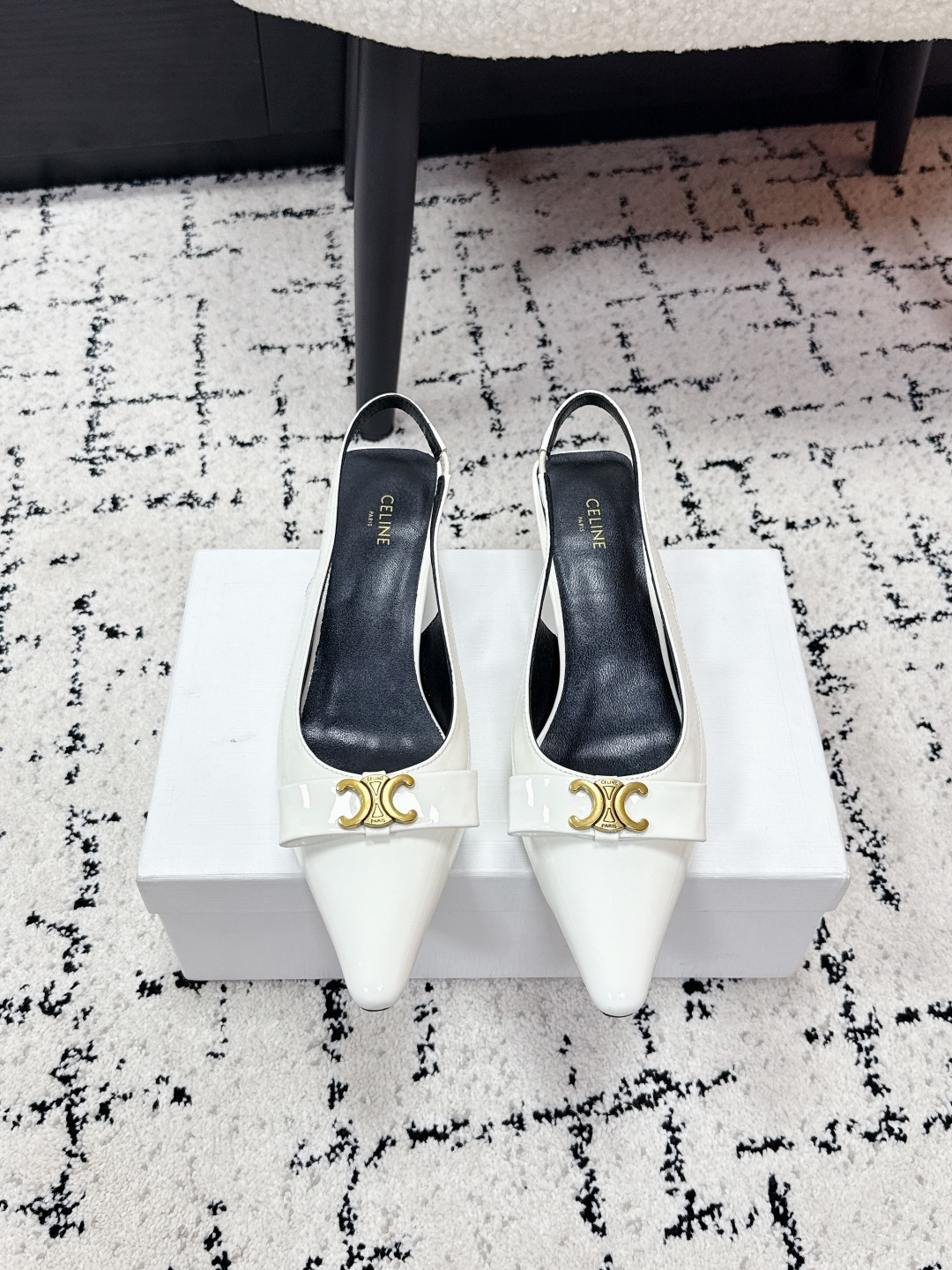 NO:748338,CELINE Celine 26/ Spring and summer new style metal buckle patent leather high heels sandals CELINE metal buckle patent leather high heels, pointed toe + patent leather material, perfect gloss, metal buckle super recognizable!  The back design is elegant and breathable, and the stiletto heels elongate the leg lines, making it easy to handle in the workplace or formal occasions. Fabric: Patented cowhide Lining: Sheepskin Outsole: Italian genuine leather outsole Size#35-41 (40.41 custom-made and non-returnable), high heels and sandals, celine, celine, sandals, high heels, cowhide, sheepskin, Leather soles19860909CELINE赛琳 26/ 春夏新款 金属扣 漆皮 高跟鞋 凉鞋 CELINE金属扣漆皮高跟鞋,尖头+漆皮材质,光泽感满分,金属扣超有辨识度！后空设计优雅又透气,细高跟拉长腿部线条,职场or正式场合都能轻松驾驭 面料: 漆面牛皮 内里: 羊皮 大底: 意大利真皮大底 Size#35-41（40.41定做不退换）,高跟鞋凉鞋,celine,celine,sandals,high heels,cowhide,sheepskin,Leather soles,Women's Shoes