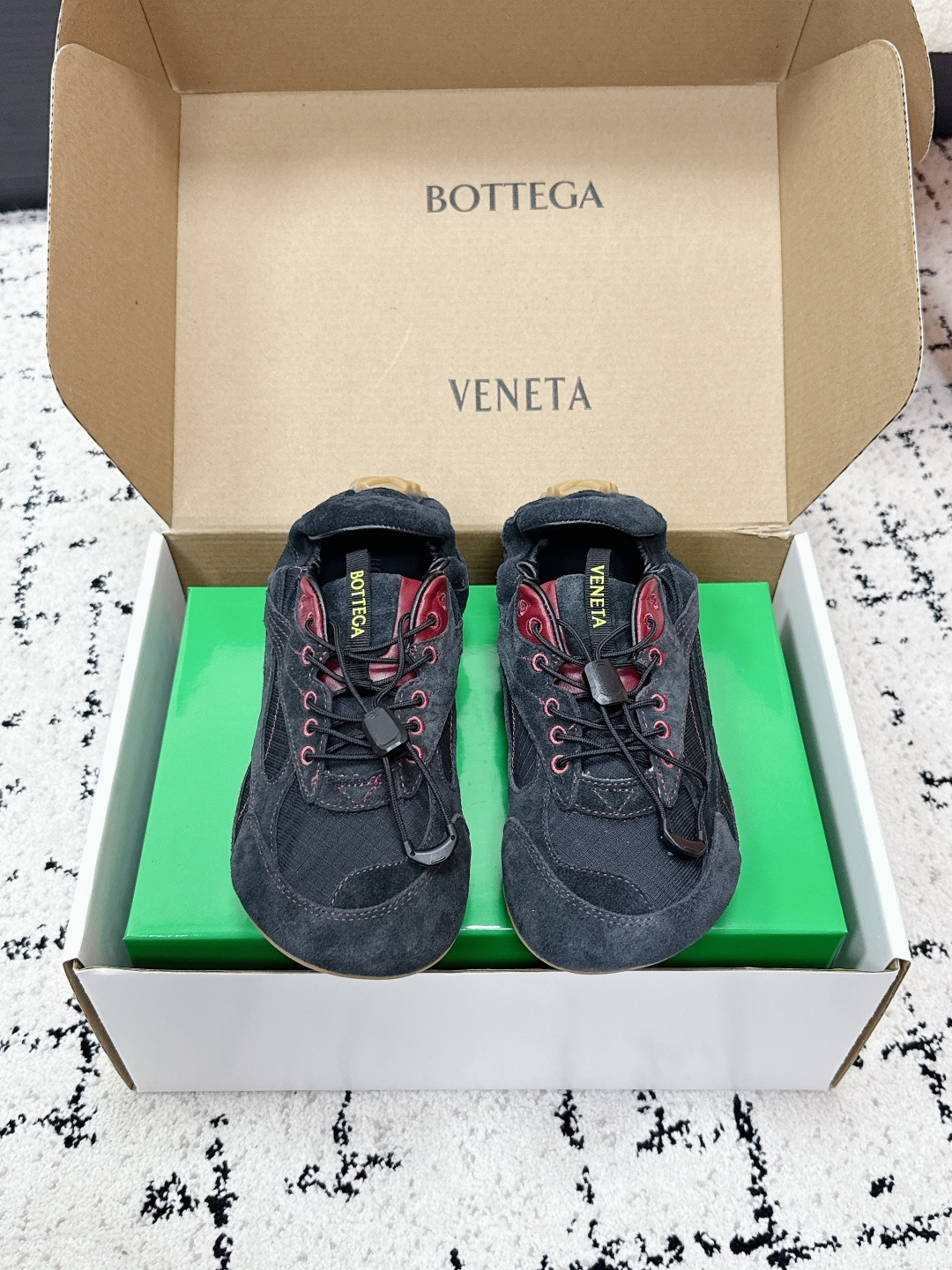 NO:748946,The latest series of Dongguan-made purchasing agent Bottega Veneta 26/ss, contrasting color sports shoes and casual shoes, adopts the shoe shape of retro outdoor running shoes, with a low-cut silhouette and a streamlined shoe body. The shoelace system is simple and fits the foot, and the toe is rounded. The overall feeling is sporty and retro. There is a brand logo webbing on the tongue, and the details enhance the recognition.  It has both casual sports attributes and light luxury texture. The shoe shape fits the foot shape, lightweight material and soft sole, taking into account fashion and daily comfort. Upper deer velvet/mesh lining sheepskin outsole TPU outsole size#35-40 (custom-made for women 40), casual shoes/sports shoes, bottega veneta, sneakers, sheepskin19860909莞产代购级 Bottega Veneta 26 / ss 最新系列 撞色运动鞋休闲鞋 采用复古户外跑鞋的鞋型,低帮轮廓搭配流线型鞋身,鞋带系统简约且贴合脚面,鞋头圆润,整体兼具运动感与复古潮流感；鞋舌处有品牌标识织带,细节强化辨识度. 兼具休闲运动属性与轻奢质感.鞋型贴合脚型,轻量化的材质搭配柔软的鞋底,兼顾了时尚性与日常穿着的舒适度. 鞋面鹿绒/网 内里羊皮 大底TPU大底 size#35-40（女40订做）,休闲鞋/运动鞋,bottega veneta,sneakers,sheepskin,Women's Shoes