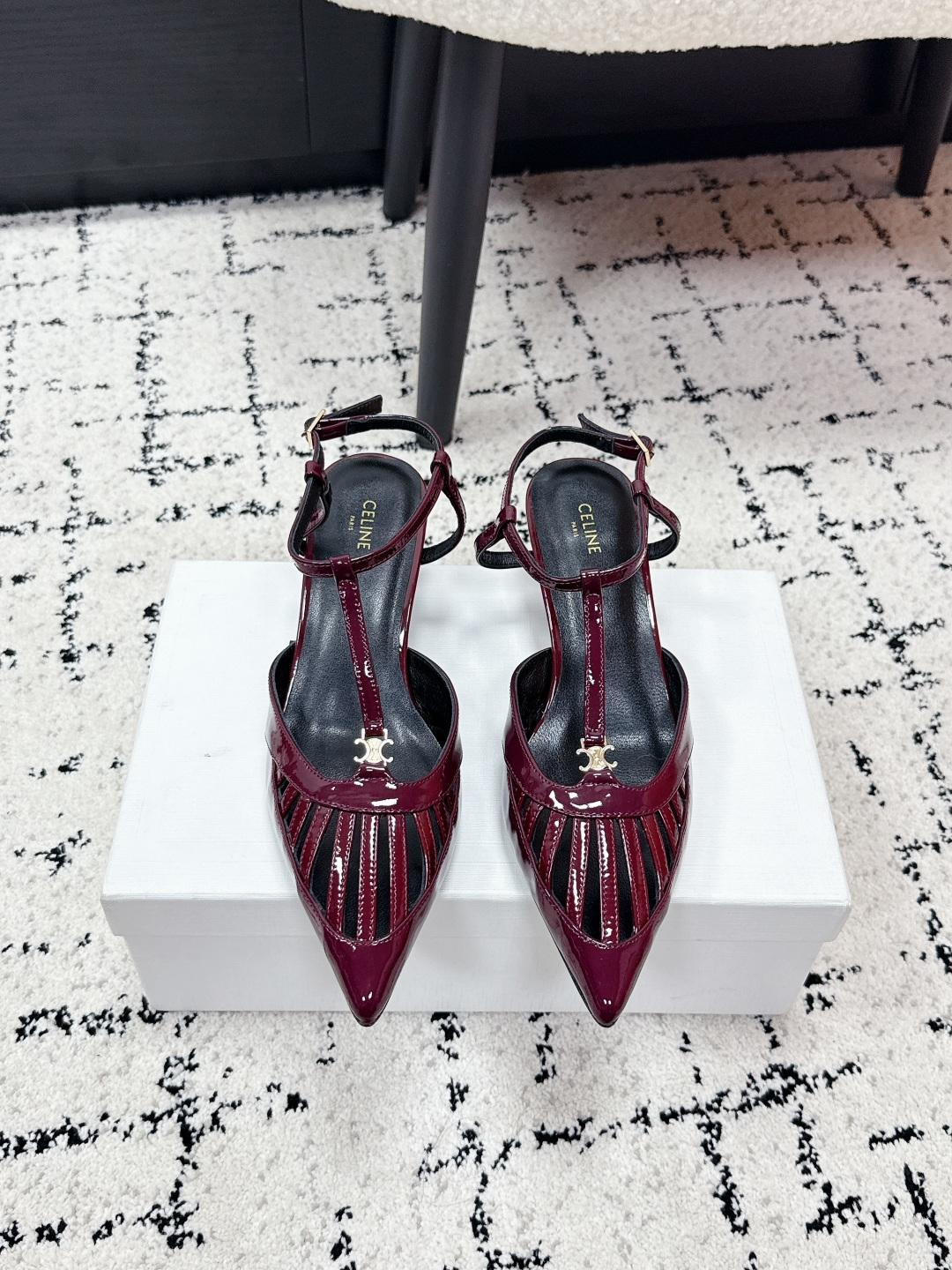 NO:748348,CELINE Celine 26/ Spring and summer new style metal buckle patent leather high heels sandals CELINE metal buckle patent leather high heels, pointed toe + patent leather material, perfect gloss, metal buckle super recognizable!  The back design is elegant and breathable, and the stiletto heels elongate the leg lines, making it easy to handle in the workplace or formal occasions. Fabric: Patented cowhide Lining: Sheepskin Outsole: Italian genuine leather outsole Size#35-41 (40.41 custom-made and non-returnable), high heels and sandals, celine, celine, sandals, high heels, cowhide, sheepskin, Leather soles19860909CELINE赛琳 26/ 春夏新款 金属扣 漆皮 高跟鞋 凉鞋 CELINE金属扣漆皮高跟鞋,尖头+漆皮材质,光泽感满分,金属扣超有辨识度！后空设计优雅又透气,细高跟拉长腿部线条,职场or正式场合都能轻松驾驭 面料: 漆面牛皮 内里: 羊皮 大底: 意大利真皮大底 Size#35-41（40.41定做不退换）,高跟鞋凉鞋,celine,celine,sandals,high heels,cowhide,sheepskin,Leather soles,Women's Shoes