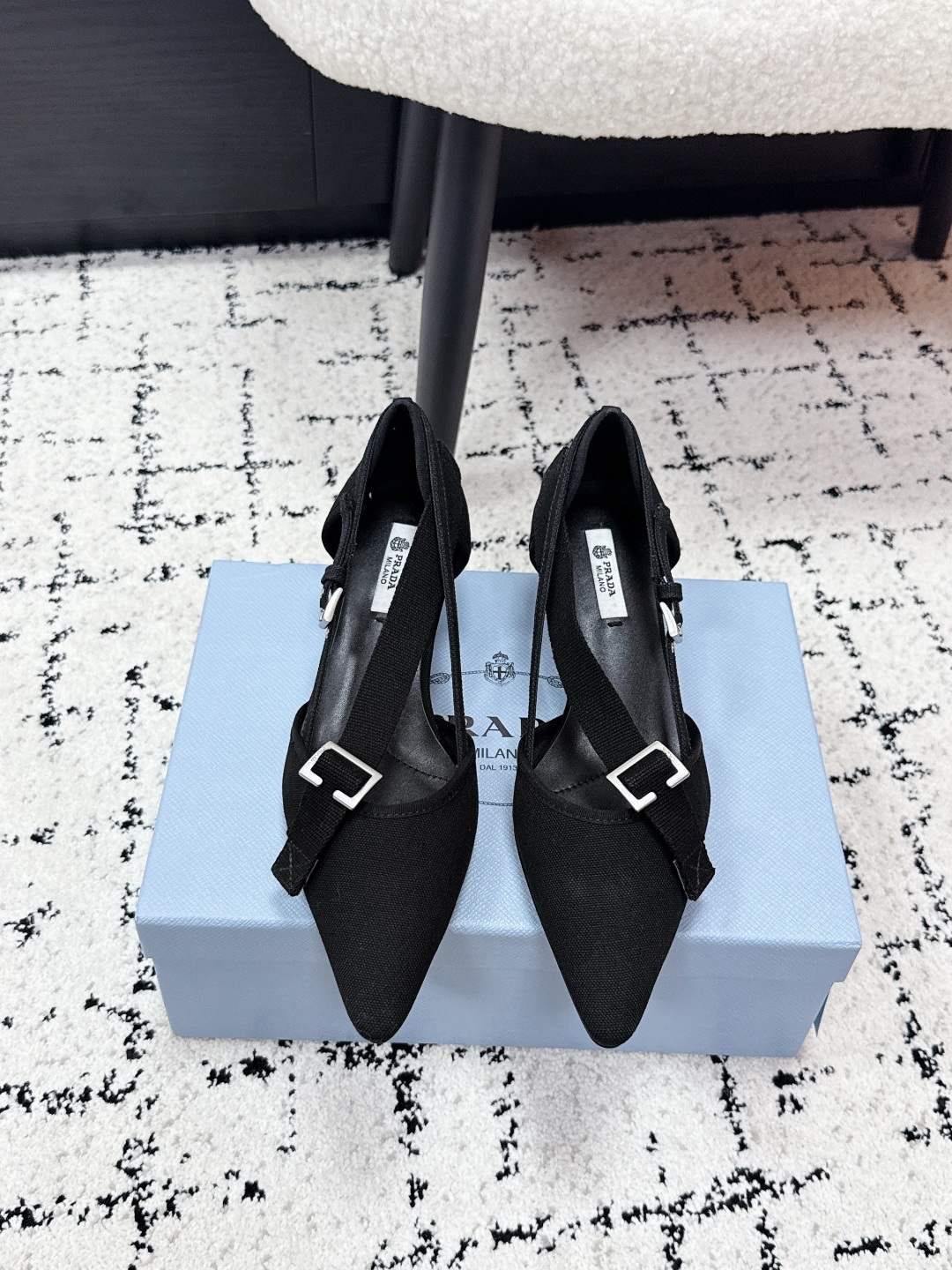 NO:748358,Prad*Prada 26/ Catwalk style, hollow belt buckle, pointed toe shoes, our high-end show style high heels!  The contrast between canvas fabric and kitten heels will make people’s eyes shine!  Canvas fabric does not mean 'cheap'. Nowadays, everyone is pursuing exquisiteness and perfection. The relaxation brought by canvas is an attitude towards life. It gets rid of the label of 'must be refined and noble' for high heels, and has a casual and comfortable street feel. Original custom canvas upper, sheepskin lining, Italian genuine leather outsole, heel height 4.5cm Size#35-40 (custom-made for 40, non-refundable), high-heeled sandals, prada, prada, sandals, high  heels,sheepskin,leather soles19860909Prad*普拉达 26/ 走秀款 中空皮带扣 尖头单鞋 咱家的大幂幂穿过的秀款高跟鞋！帆布面料搭配小猫跟的反差感,会让人眼前一亮的感觉！帆布面料并不代表“廉价”,当下人人都在追求精致完美,帆布带来的这种松弛感是对生活的一种态度.摆脱了高跟鞋“必须精致贵气”的标签,多了随性自在的街头感. 鞋面原版定制帆布 内里羊皮 鞋底意大利真皮大底 跟高4.5cm Size#35-40（40定做不退换）,高跟鞋凉鞋,prada,prada,sandals,high heels,sheepskin,Leather soles,Women's Shoes