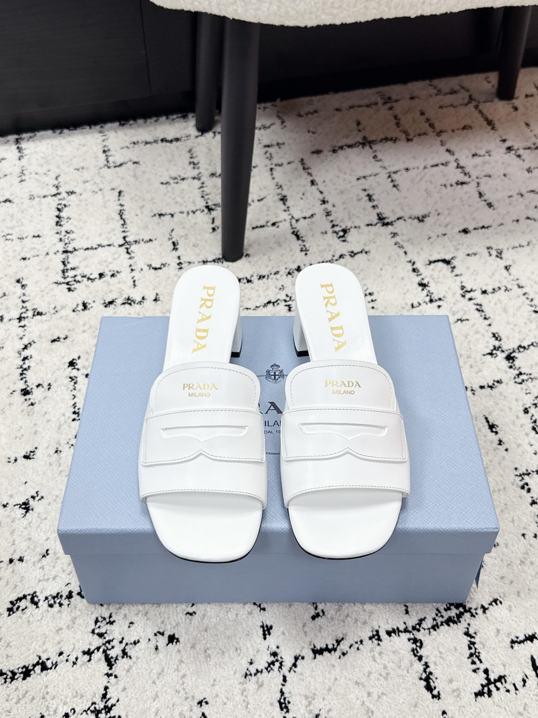 NO:748327,Prada* Prada 26/ Spring and summer new products, counter catwalk style, classic block heel slippers with letters. Prada block heel slippers are made of high-quality leather, the upper is simple and elegant, and the golden logo is highly recognizable. The block heel design is comfortable and stable, and can be easily controlled for daily commuting or leisure. The open toe is super breathable in summer, and it looks great with skirts or jeans, easily improving your look!  The soles are non-slip, making walking safer, both fashionable and practical. They are a must-have item for urban girls' wardrobe. Original high-customized calfskin upper, imported water-dyed sheepskin lining, original Italian genuine leather outsole, heel height 4.5cm Size: #35-40 (40 custom made, non-refundable), slippers, prada, prada, slippers, skirts, jeans, cowhide, sheepskin, Leather soles19860909Prad* 普拉达 26/ 春夏新品 专柜走秀款 经典字母粗跟拖鞋 Prada粗跟凉拖,选用优质皮革,鞋面简约大方,金色Logo超有辨识度.粗跟设计舒适又稳,日常通勤或休闲都能轻松驾驭.开放式鞋头,夏天穿超透气,搭配裙装或牛仔裤都很出彩,轻松提升造型感！鞋底防滑,走路更安心,时尚与实用兼备,是都市女生衣橱必备单品. 鞋面原版高定制小牛皮 内里进口水染羊皮 大底原版意大利真皮大底 跟高4.5cm Size: #35-40（40定做不退换）,拖鞋,prada,prada,slippers,skirts,jeans,cowhide,sheepskin,Leather soles,Women's Shoes