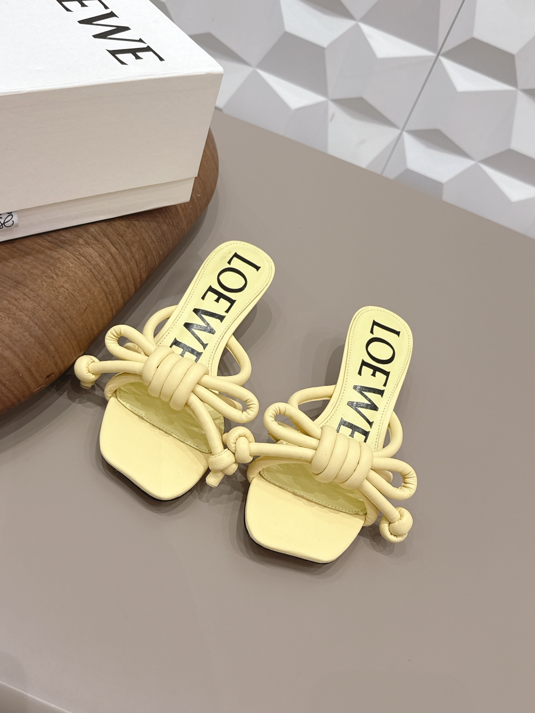 NO:789017,(Top version) LOEW* Luo Yiwei 26 vs the latest popular spring and summer series...[Round-headed bow sandals] 26 years of top Italian designers, the latest element heel design, good to see the fairy cry, Valentine's Day limited edition, the full oil edge detail design of the shoelaces is very interesting, at the same time, the overall shoe shape in the front is a very classic simple thin strap style, the collision of seriousness and humor, very dramatic ~ the ultimate interpretation of surrealism, full of surprising and innovative camp aesthetics  Full of fun. The fabric is original customized sheepskin/bow knot craft. The lining is original customized sheepskin. The foot pads are original customized sheepskin. The outsole is original customized injection molded leather sole. Heel 4.5cm. Size 35-39 (40.41.42. Customization is non-returnable). Packaging. Original full set of packaging. Color: official website synchronization update, slippers, loewe, slippers, sheepskin.19860909（顶级版本） LOEW*罗*意威26vs 春夏最新爆款系列…【圆头蝴蝶结凉拖】  26年意大利顶级设计师,最新元素鞋跟设 计,好看到仙女落泪,情人节限定款,鞋 带全油边细节设计极具趣味性,同时前面 整体鞋型又是很经典的简约细带款,严肃 与幽默的碰撞,很有戏剧感～超现实主义 的极致演绎 饱含出奇新意的坎普美学 妙 趣横生. 面料原版定制羊皮/蝴蝶结工艺 内里原版定制羊皮 垫脚原版定制羊皮 大底原版定制注塑真皮底 鞋跟4.5cm 码数35-39（40.41.42.定制不退换） 包装原版全套包装 颜色:官网同步 更新,拖鞋,loewe,slippers,sheepskin,Women's Shoes