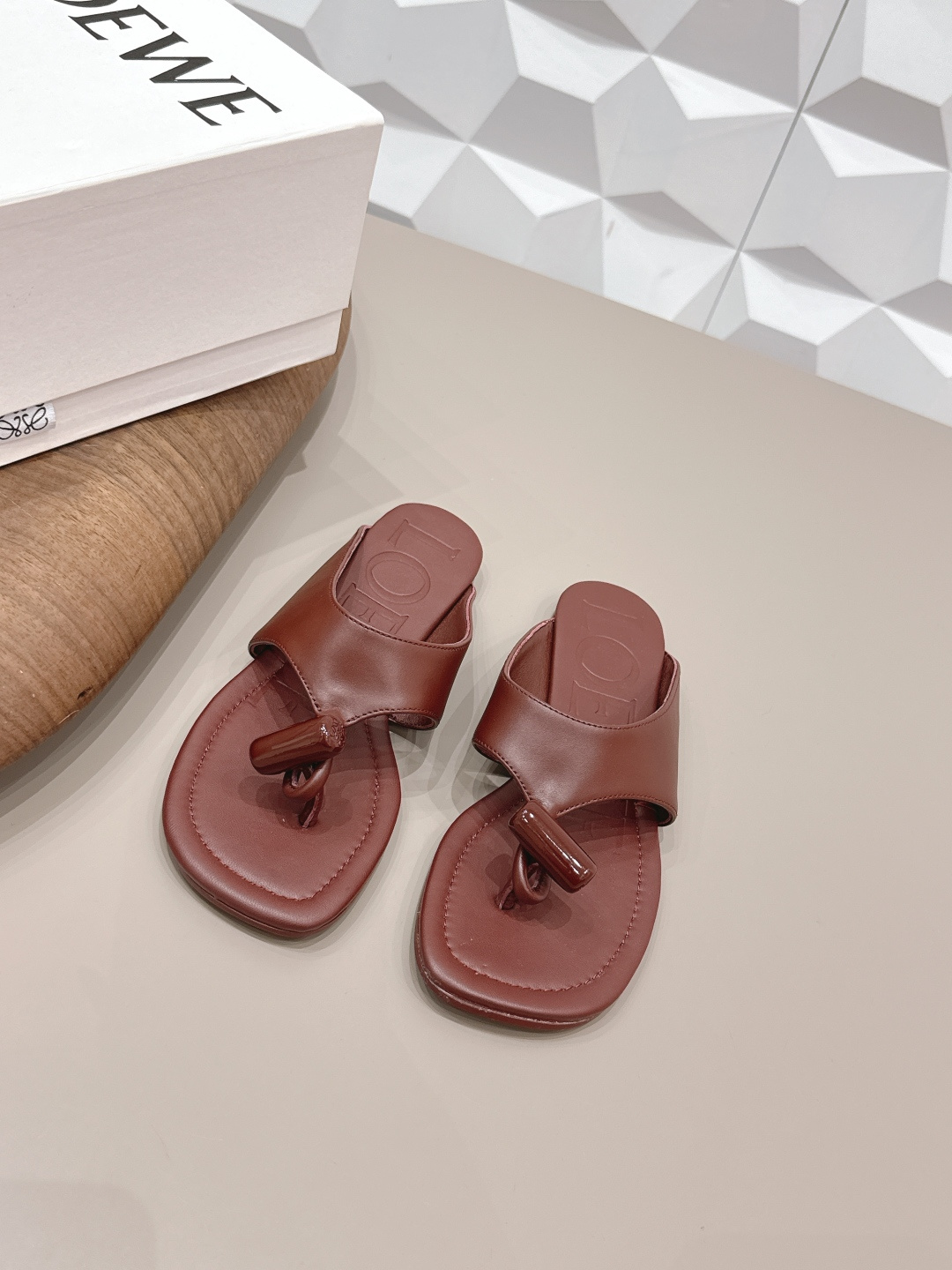 NO:789014,(Top version) LOEW* Luo Yiwei 26 vs the latest popular spring and summer series... [Round toe thong sandals] 26 years of top Italian designers, the latest element heel design, good to see the fairy cry, Valentine's Day limited edition, the shoelaces are fully oiled and the details are very interesting. At the same time, the overall shoe shape in the front is a very classic simple thin strap style, the collision of seriousness and humor, very dramatic ~ the ultimate interpretation of surrealism, full of surprising and innovative camp aesthetics  Full of fun. The fabric is original customized cowhide, the lining is original customized sheepskin, the foot pads are original customized sheepskin, the outsole is original customized injection molded leather sole, heel height 0.8cm (flat bottom), size 35-39 (40.41.42. Customized, non-returnable), packaging, original full set of packaging, color: official website sync update, split-toe shoes, loewe, cowhide, sheepskin19860909（顶级版本） LOEW*罗*意威26vs 春夏最新爆款系列…【圆头夹趾凉拖】  26年意大利顶级设计师,最新元素鞋跟设 计,好看到仙女落泪,情人节限定款,鞋 带全油边细节设计极具趣味性,同时前面 整体鞋型又是很经典的简约细带款,严肃 与幽默的碰撞,很有戏剧感～超现实主义 的极致演绎 饱含出奇新意的坎普美学 妙 趣横生. 面料原版定制牛皮 内里原版定制羊皮 垫脚原版定制羊皮 大底原版定制注塑真皮底 跟高0.8cm（平底） 码数35-39（40.41.42.定制不退换） 包装原版全套包装 颜色:官网同步 更新,分趾鞋,loewe,cowhide,sheepskin,Women's Shoes
