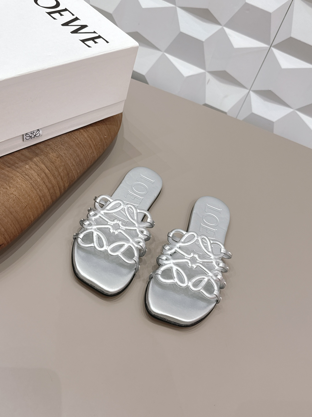 NO:758184,'Exclusive top version' LOEW*Luo*yiwei 26vs the latest popular series in spring and summer...[Round-toe hollow sandals] 26 years of top Italian designers, the latest element heel design, good to see the fairy cry, Valentine's Day limited edition, the shoelaces are fully oiled and the detailed design is very interesting. At the same time, the overall shoe shape in the front is a very classic simple thin strap style, the collision of seriousness and humor, very dramatic ~ the ultimate interpretation of surrealism  Full of surprising and innovative camp aesthetics, full of fun. Fabric original customized sheepskin/hollow process Original customized sheepskin lining Original customized sheepskin Foot pads Original customized injection molded leather sole Heel height 0.8cm (flat bottom) Size 35-39 (40.41.42. Customized non-returnable) Packaging Original full set of packaging Color: official website synchronization update, slippers, loewe, slippers, sheepskin19860909《独家顶级版本》 LOEW*罗*意威26vs 春夏最新爆款系列…【圆头镂空凉拖】  26年意大利顶级设计师,最新元素鞋跟设 计,好看到仙女落泪,情人节限定款,鞋 带全油边细节设计极具趣味性,同时前面 整体鞋型又是很经典的简约细带款,严肃 与幽默的碰撞,很有戏剧感～超现实主义 的极致演绎 饱含出奇新意的坎普美学 妙 趣横生. 面料原版定制羊皮/镂空工艺 内里原版定制羊皮 垫脚原版定制羊皮 大底原版定制注塑真皮底 跟高0.8cm（平底） 码数35-39（40.41.42.定制不退换） 包装原版全套包装 颜色:官网同步 更新,拖鞋,loewe,slippers,sheepskin,Women's Shoes