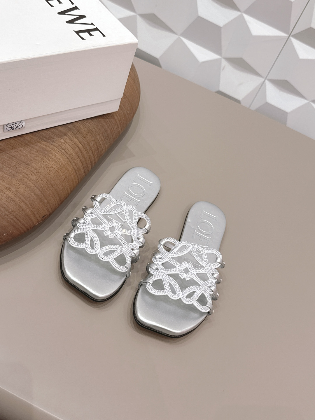 NO:758177,'Exclusive top version' LOEW*Luo*Yiwei 26vs the latest popular series in spring and summer...[Round toe hollow hot diamond sandals] 26 years of top Italian designers, the latest element heel design, good to make the fairy cry, Valentine's Day limited edition, the shoelace full oil edge detail design is very interesting, at the same time, the overall shoe shape in the front is a very classic simple thin strap style, the collision of seriousness and humor, very dramatic ~ the ultimate interpretation of surrealism  Full of surprising and innovative camp aesthetics, full of fun. Fabric original customized sheepskin/hollow hot drilling process original customized sheepskin lining original customized sheepskin outsole original customized injection molded leather sole Heel height 0.8cm (flat bottom) code size 35-39 (40.41.42. Customized non-refundable) original full package packaging color: official website synchronization update, slippers, loewe, slippers, sheepskin19860909《独家顶级版本》 LOEW*罗*意威26vs 春夏最新爆款系列…【圆头镂空烫钻凉拖】  26年意大利顶级设计师,最新元素鞋跟设 计,好看到仙女落泪,情人节限定款,鞋 带全油边细节设计极具趣味性,同时前面 整体鞋型又是很经典的简约细带款,严肃 与幽默的碰撞,很有戏剧感～超现实主义 的极致演绎 饱含出奇新意的坎普美学 妙 趣横生. 面料原版定制羊皮/镂空烫钻工艺 内里原版定制羊皮 垫脚原版定制羊皮 大底原版定制注塑真皮底 跟高0.8cm（平底） 码数35-39（40.41.42.定制不退换） 包装原版全套包装 颜色:官网同步 更新,拖鞋,loewe,slippers,sheepskin,Women's Shoes