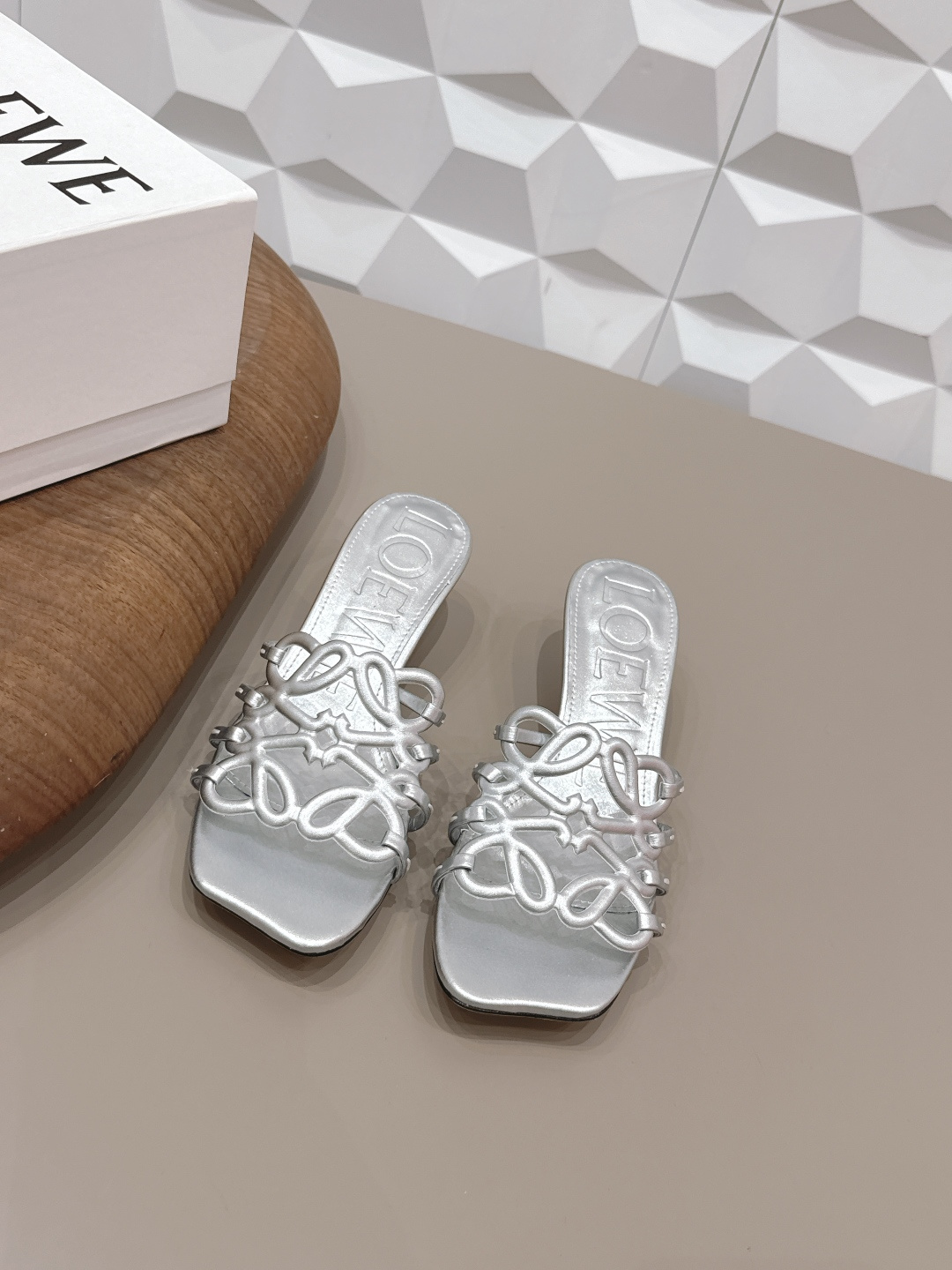 NO:758170,'Exclusive top version' LOEW*Luo*yiwei 26vs the latest popular series in spring and summer...[Round-toe hollow sandals] 26 years of top Italian designers, the latest element heel design, good to see the fairy cry, Valentine's Day limited edition, the shoelaces are fully oiled and the detailed design is very interesting. At the same time, the overall shoe shape in the front is a very classic simple thin strap style, the collision of seriousness and humor, very dramatic ~ the ultimate interpretation of surrealism  Full of surprising and innovative camp aesthetics, full of fun. Fabric original customized sheepskin/hollow craftsmanship original customized sheepskin lining original customized sheepskin foot pads original customized injection molded leather sole Heel height 4.5cm code size 35-39 (40.41.42. Customized non-returnable) original full package packaging color: official website synchronization update, slippers, loewe, slippers, sheepskin19860909《独家顶级版本》 LOEW*罗*意威26vs 春夏最新爆款系列…【圆头镂空凉拖】  26年意大利顶级设计师,最新元素鞋跟设 计,好看到仙女落泪,情人节限定款,鞋 带全油边细节设计极具趣味性,同时前面 整体鞋型又是很经典的简约细带款,严肃 与幽默的碰撞,很有戏剧感～超现实主义 的极致演绎 饱含出奇新意的坎普美学 妙 趣横生. 面料原版定制羊皮/镂空工艺 内里原版定制羊皮 垫脚原版定制羊皮 大底原版定制注塑真皮底 跟高4.5cm 码数35-39（40.41.42.定制不退换） 包装原版全套包装 颜色:官网同步 更新,拖鞋,loewe,slippers,sheepskin,Women's Shoes