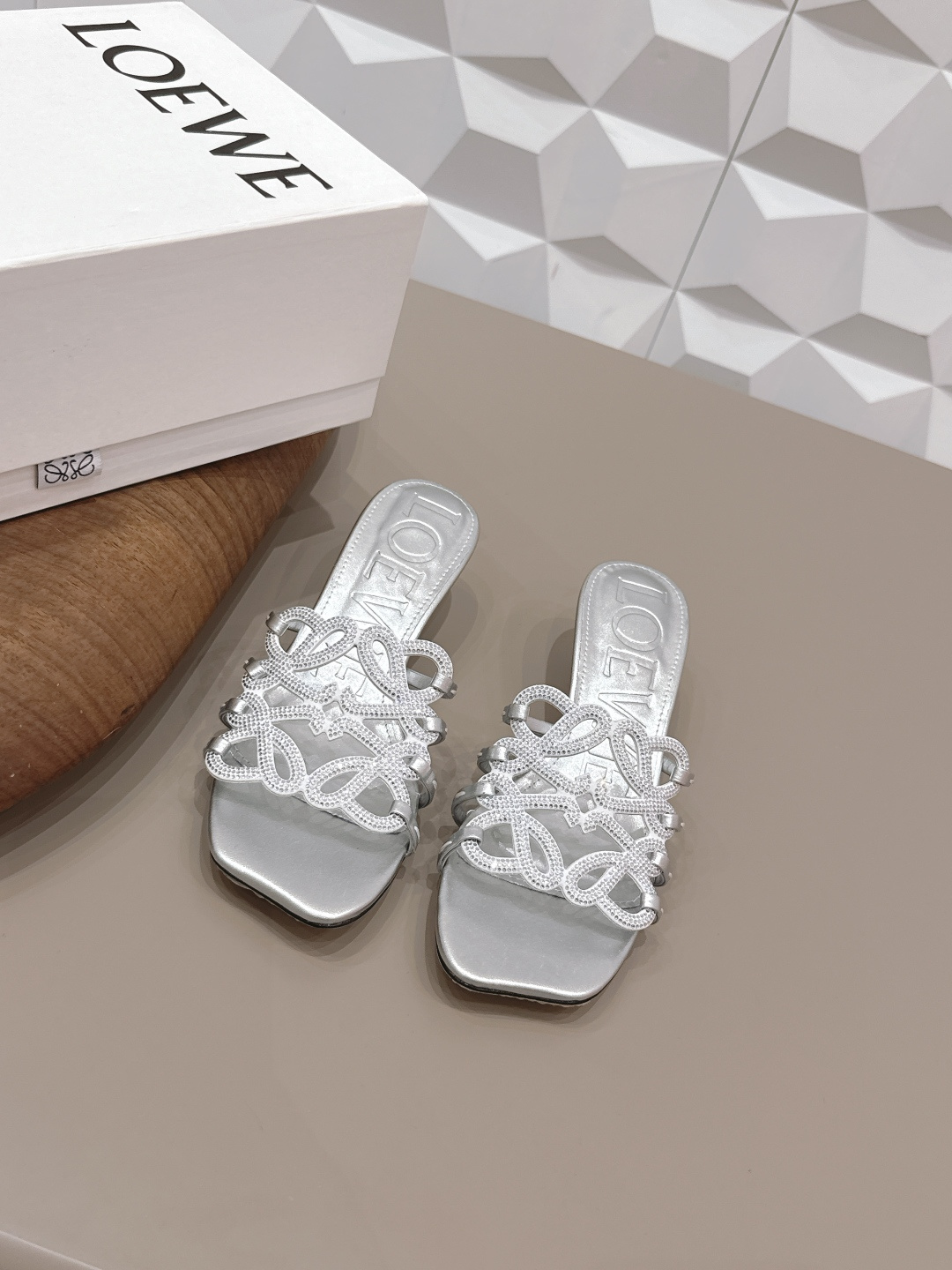 NO:758162,'Exclusive top version' LOEW*Luo*yiwei 26vs the latest popular series in spring and summer...[Round-toe hollow sandals] 26 years of top Italian designers, the latest element heel design, good to see the fairy cry, Valentine's Day limited edition, the shoelaces are fully oiled and the detailed design is very interesting. At the same time, the overall shoe shape in the front is a very classic simple thin strap style, the collision of seriousness and humor, very dramatic ~ the ultimate interpretation of surrealism  Full of surprising and innovative camp aesthetics, full of fun. Fabric original customized sheepskin/hollow hot drilling process original customized sheepskin lining original customized sheepskin outsole original customized injection molded leather sole Heel height 4.5cm code number 35-39 (40.41.42. Customized non-returnable) original full package packaging color: official website synchronization update, slippers, loewe, slippers, sheepskin19860909《独家顶级版本》 LOEW*罗*意威26vs 春夏最新爆款系列…【圆头镂空凉拖】  26年意大利顶级设计师,最新元素鞋跟设 计,好看到仙女落泪,情人节限定款,鞋 带全油边细节设计极具趣味性,同时前面 整体鞋型又是很经典的简约细带款,严肃 与幽默的碰撞,很有戏剧感～超现实主义 的极致演绎 饱含出奇新意的坎普美学 妙 趣横生. 面料原版定制羊皮/镂空烫钻工艺 内里原版定制羊皮 垫脚原版定制羊皮 大底原版定制注塑真皮底 跟高4.5cm 码数35-39（40.41.42.定制不退换） 包装原版全套包装 颜色:官网同步 更新,拖鞋,loewe,slippers,sheepskin,Women's Shoes