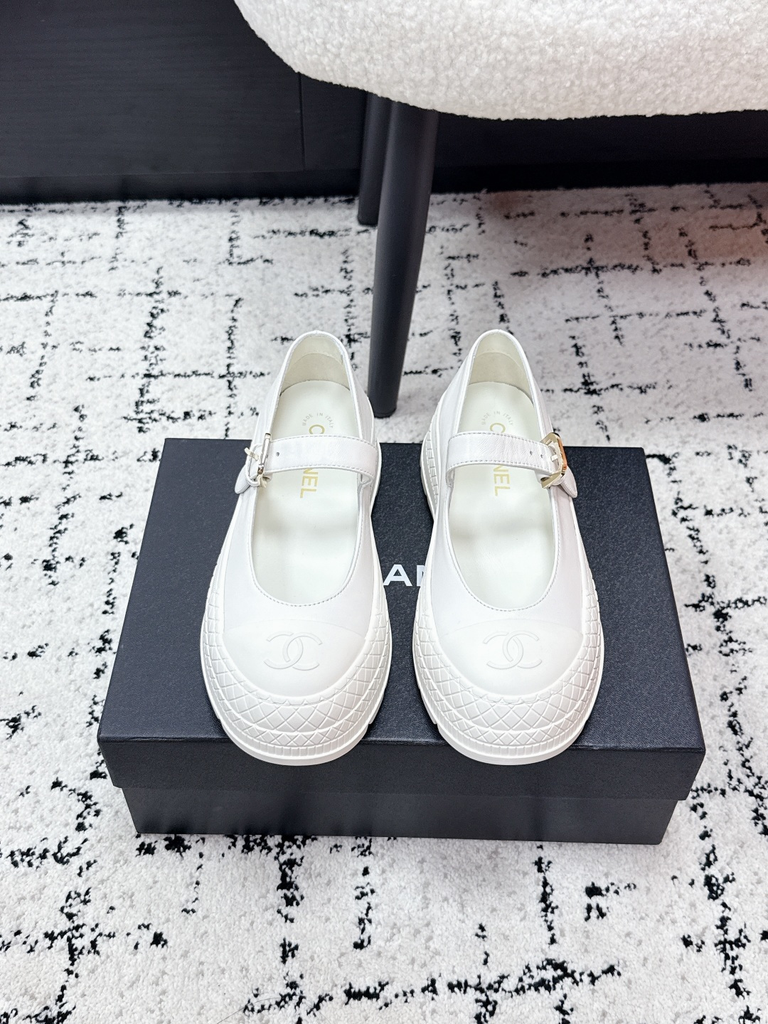 NO:750927,The top version of CHANEL Chanel 26/ss spring and summer show style Mary Jane thick-soled casual shoes. I was attracted by it at first sight. Feel free to wear it according to the weather changes!  Put on socks to instantly transform into cute shoes for spring and summer!  Transform into a magical princess in seconds. The upper is made of original imported sheepskin. The lining: silk sheepskin. The foot feels super comfortable. The leather is very soft and skin-friendly. The original molded rubber outsole Size#35-40 (40 customized), Mary Jane, chanel, chanel, mary jane, sheepskin19860909顶级版本 CHANEL 香奈儿 26/ ss 春夏秀款 玛丽珍 厚底 休闲鞋 第一眼看上就被种草了根据天气变化自由穿搭！套上袜套春夏秒变可爱单鞋！秒变魔法公主 鞋面采用原版进口羊皮 内里:丝绸羊皮 脚感超级舒服 皮料非常柔软亲肤 原版开模橡胶大底 Size#35-40（40定制）,玛丽珍,chanel,chanel,mary jane,sheepskin,Women's Shoes