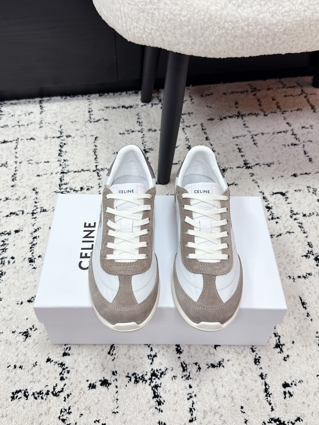 NO:748324,CELINE Celine 26/ Latest Racer Series Forrest Gump sports casual shoes. Many celebrity fashion bloggers have cultivated them. The design of Forrest Gump shoes is classic, timeless, cool and versatile. Whether it is sports style wear or daily casual wear on the street, it can be perfectly adapted to easily enhance the texture of the overall look. Moreover, the design of this pair of shoes is very suitable for the foot shape, so walking is not tiring. It is also very breathable in spring and summer, and will not make you sweat.  Whether you are going shopping, traveling or exercising, it can be your best match. Upper: High mercerized cowhide stitched with breathable fabric. Lining: Sheepskin lining. Outsole: Original private model outsole Size#35-41 (40.41 custom-made, non-returnable), casual shoes/sports shoes, celine, sneakers, cowhide, sheepskin19860909CELINE思琳 26/ 最新款Racer系列 阿甘 运动 休闲鞋 超多明星时尚博主种草 阿甘鞋鞋型设计经典永不过时 酷帅又百搭无论是运动风穿搭 还是日常出街的休闲装,它都能完美适配,轻松提升整体造型的质感 而且这双鞋的设计很贴合脚型,走路不累脚,春夏穿着也很透气,不会闷汗 不管你是去逛街、旅行还是运动,它都能成为你的最佳搭子. 鞋面: 高丝光牛皮拼接透气布 内里: 羊皮内里 大底: 原版私模大底 Size#35-41(40.41定做不退换),休闲鞋/运动鞋,celine,sneakers,cowhide,sheepskin,Women's Shoes