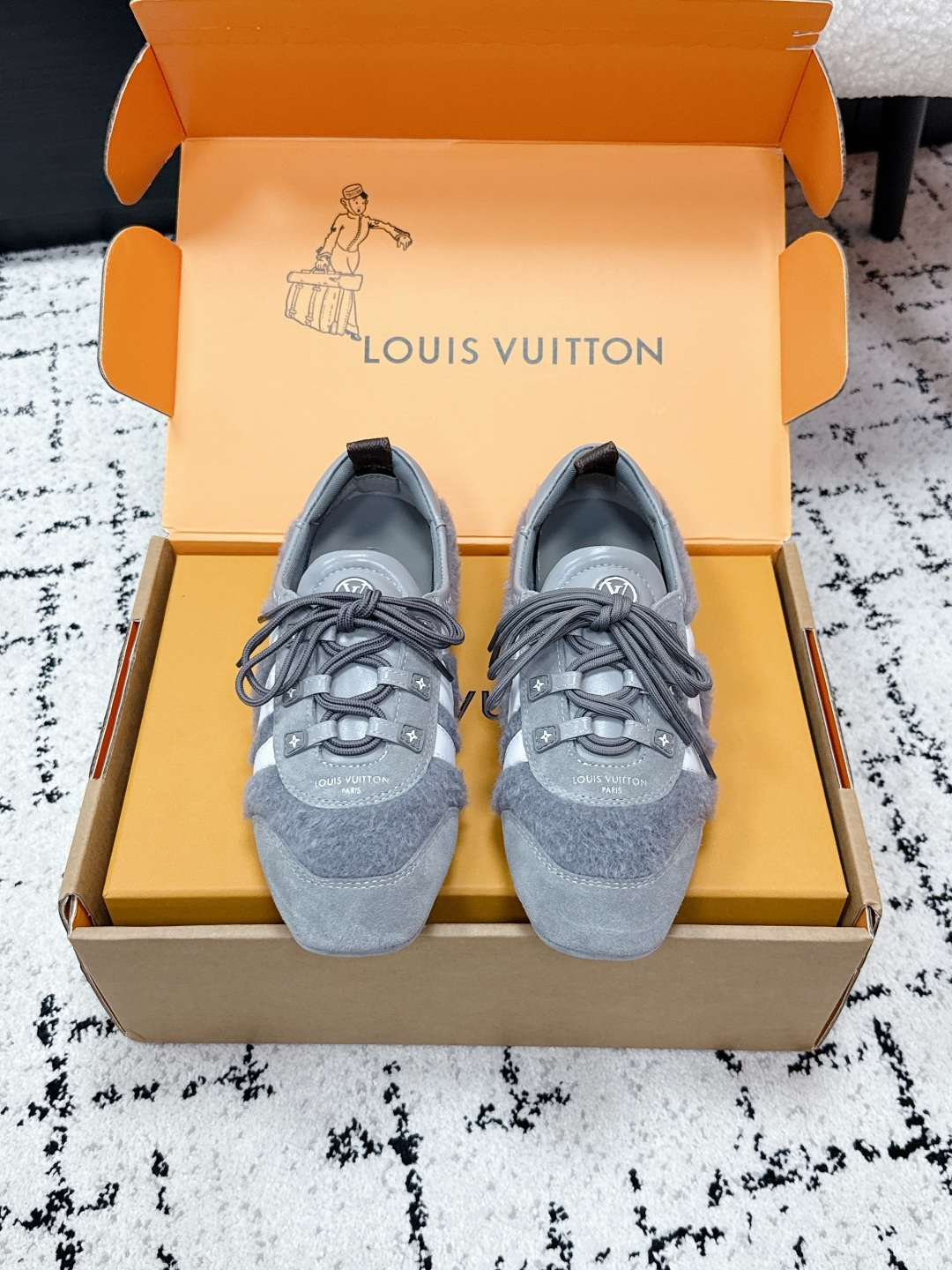 NO:748285,# Top Version LV Louis Vuitton L Family Donkey Brand 25/ Latest Sneakerina Series Couple Model Ballet Sneakers Moral Training Shoes Casual Flat Shoes Sneakers Original purchase, development and production This LV Sneakerina ballet style sneakers are made of silky suede cow leather to create smooth lines, with the light structure of ballet shoes and the comfortable texture of sneakers. The LV logo on the side and the Monogram canvas back strap are rich in details, Sacchetto  Craftsmanship and TPU outsole upgrade for a soft wearing experience. Exquisite packaging at the delivery counter. Fabric: Original custom imported first-layer cowhide. Original custom breathable mesh lining. Original molded injection molded TPU material for sole. Sole thickness 1.5CM. Size: #women's 35-42 (40.41.42 custom-made and non-returnable), casual shoes/sports shoes, louis vuitton, louis vuitton, louis vuitton, louis  vuitton,flats,sneakers,cowhide19860909#顶级版本 LV路易威登 L家 驴牌 25/ 最新Sneakerina系列 情侣款 芭蕾运动鞋 德训鞋 休闲 平底鞋 球鞋 原版购入开发 做货 这款LV Sneakerina 芭蕾风运动鞋以丝滑绒面牛皮革塑造流畅线条,兼具芭蕾舞鞋的轻盈构型和运动鞋的舒适质感.侧面 LV 标识和 Monogram 帆布后袢带丰富细节,Sacchetto 工艺和 TPU 外底升级轻柔穿着体验 配送专柜精美包装 面料:原版定制进口头层牛皮 内里原版定制透气网里 鞋底原版开模注塑TPU材质 底厚1.5CM Size:#女款35-42(40.41.42定做不退换）,休闲鞋/运动鞋,louis vuitton,louis vuitton,louis vuitton,louis vuitton,flats,sneakers,cowhide,Women's Shoes