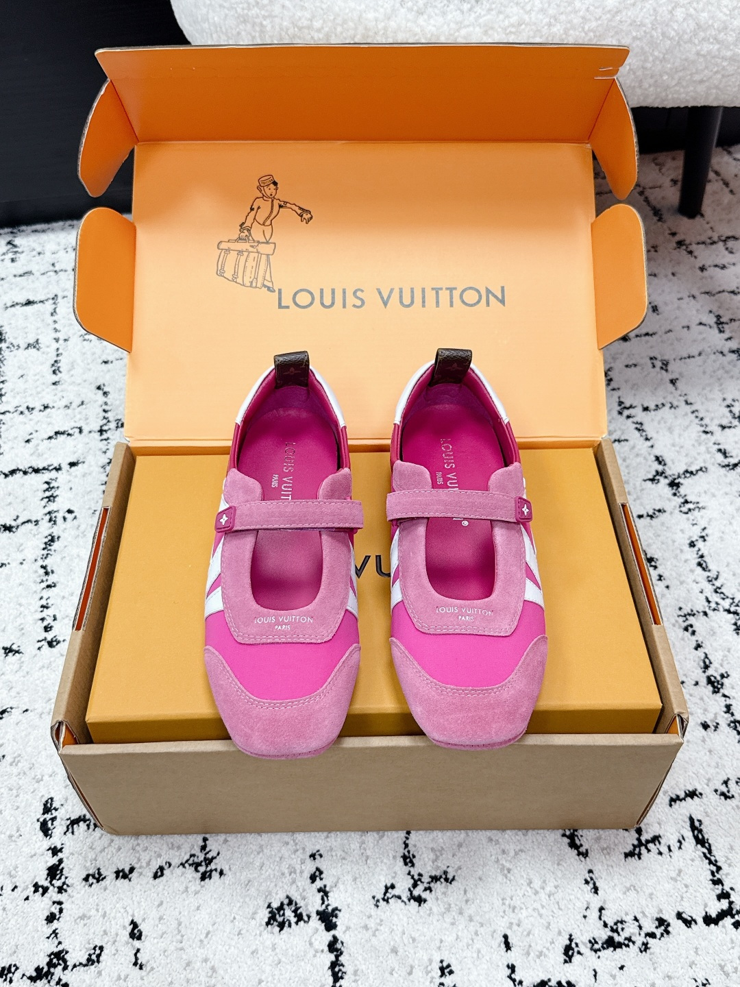 NO:748302,#Top Version Women's LV Louis Vuitton 26/ Latest Sneakerina Series Couple Model Mary Jane Ballet Sneakers Morality Shoes Casual Flat Shoes Sneakers Original purchase, development and production This LV Sneakerina ballet style sneakers are made of silky suede cow leather to create smooth lines, with the light structure of ballet shoes and the comfortable texture of sneakers. The LV logo on the side and the Monogram canvas back strap are rich in details, Sacchetto  Craftsmanship and TPU outsole upgraded for soft wearing experience. Exquisite packaging at delivery counter. Fabric: Original customized imported first-layer cowhide. Original customized breathable mesh lining. Original molded injection TPU material for the sole. Size: women's 35-42 (customized at 40.41.42), casual shoes/sports shoes, louis vuitton, louis vuitton, mary jane, flats, sneakers, cowhide19860909#顶级版本 女款 LV路易威登 26/ 最新Sneakerina系列 情侣款 玛丽珍 芭蕾运动鞋 德训鞋 休闲 平底鞋 球鞋 原版购入开发 做货 这款LV Sneakerina 芭蕾风运动鞋以丝滑绒面牛皮革塑造流畅线条,兼具芭蕾舞鞋的轻盈构型和运动鞋的舒适质感.侧面 LV 标识和 Monogram 帆布后袢带丰富细节,Sacchetto 工艺和 TPU 外底升级轻柔穿着体验配送专柜精美包装 面料:原版定制进口头层牛皮 内里原版定制透气网里 鞋底原版开模注塑TPU材质 Size:女款35-42 (40.41.42订做）,休闲鞋/运动鞋,louis vuitton,louis vuitton,mary jane,flats,sneakers,cowhide,Women's Shoes