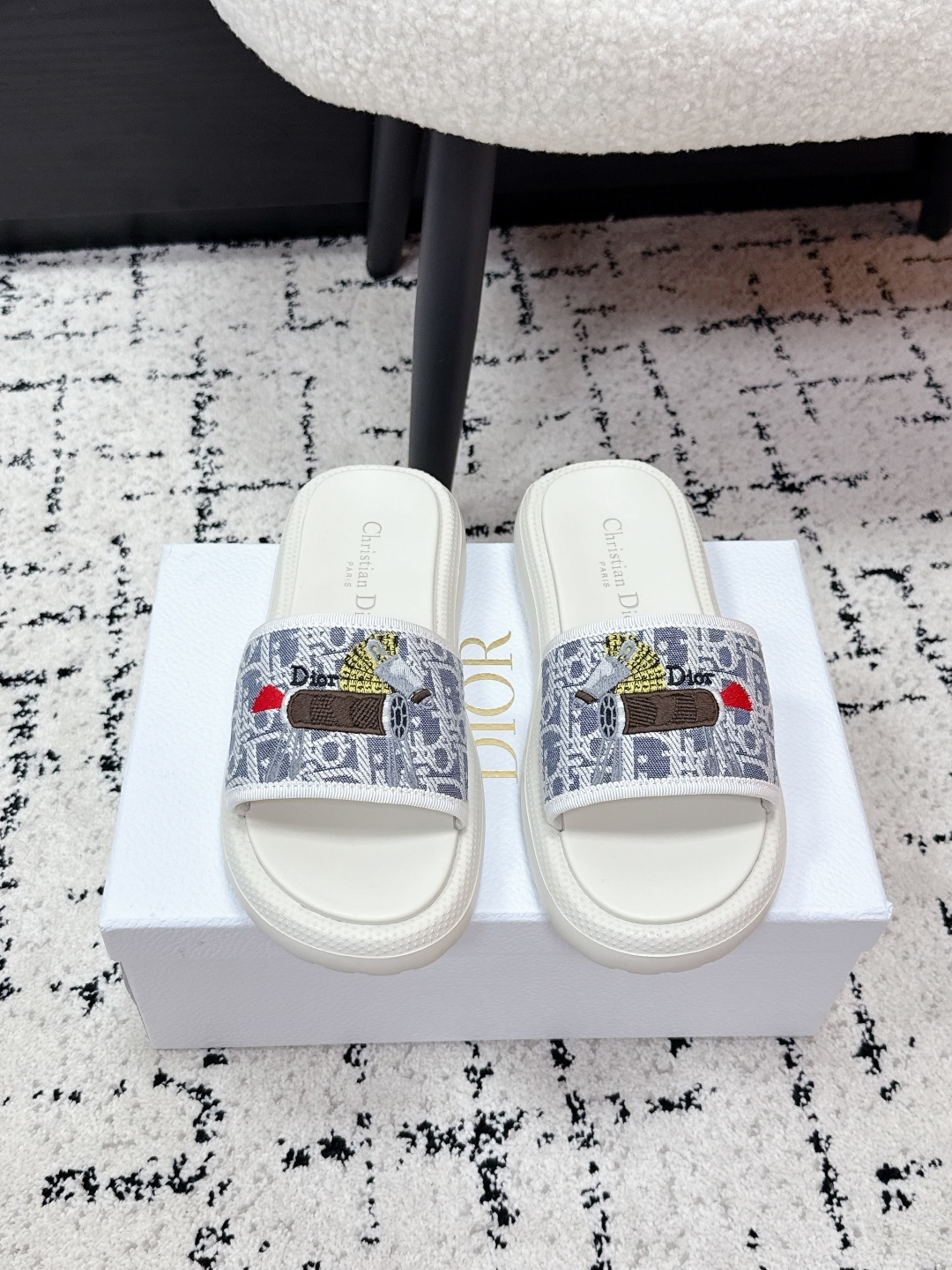 NO:748279,# Top Version Dior Dior 26/ ss Year of the Horse zodiac model. Instant success and instant money. New spring and summer D-embroidered thick soles. Sports slippers. Beach shoes. Extremely versatile classic style. This casual shoe is carefully made of printed mesh fabric and matched with a soft foam outsole of the same color. The side of the outsole is decorated with the brand logo to create a classic look. It is comfortable to wear and can be matched with various styles to highlight the modern style. The upper is made of original custom-made special electric embroidery materials.  Original IP foam sole sole (lightweight) Size: #35-41 (customized at 40.41), slippers, dior, dior, slippers19860909#顶级版本 Dior 迪奥 26/ ss 马年生肖款 马到成功 马上有钱 春夏新款 D字刺绣厚底 运动拖鞋 沙滩鞋 特百搭经典款式 此款休闲鞋采用印花网眼织物精心制作,搭配同色调软发泡大底,大底侧边饰以品牌logo,打造经典造型,穿着舒适,可搭配各式造型,彰显摩登风范. 鞋面原版定制特殊电绣材料 鞋底原版IP发泡鞋底（轻便） Size : #35-41（40.41定做）,拖鞋,dior,dior,slippers,Women's Shoes