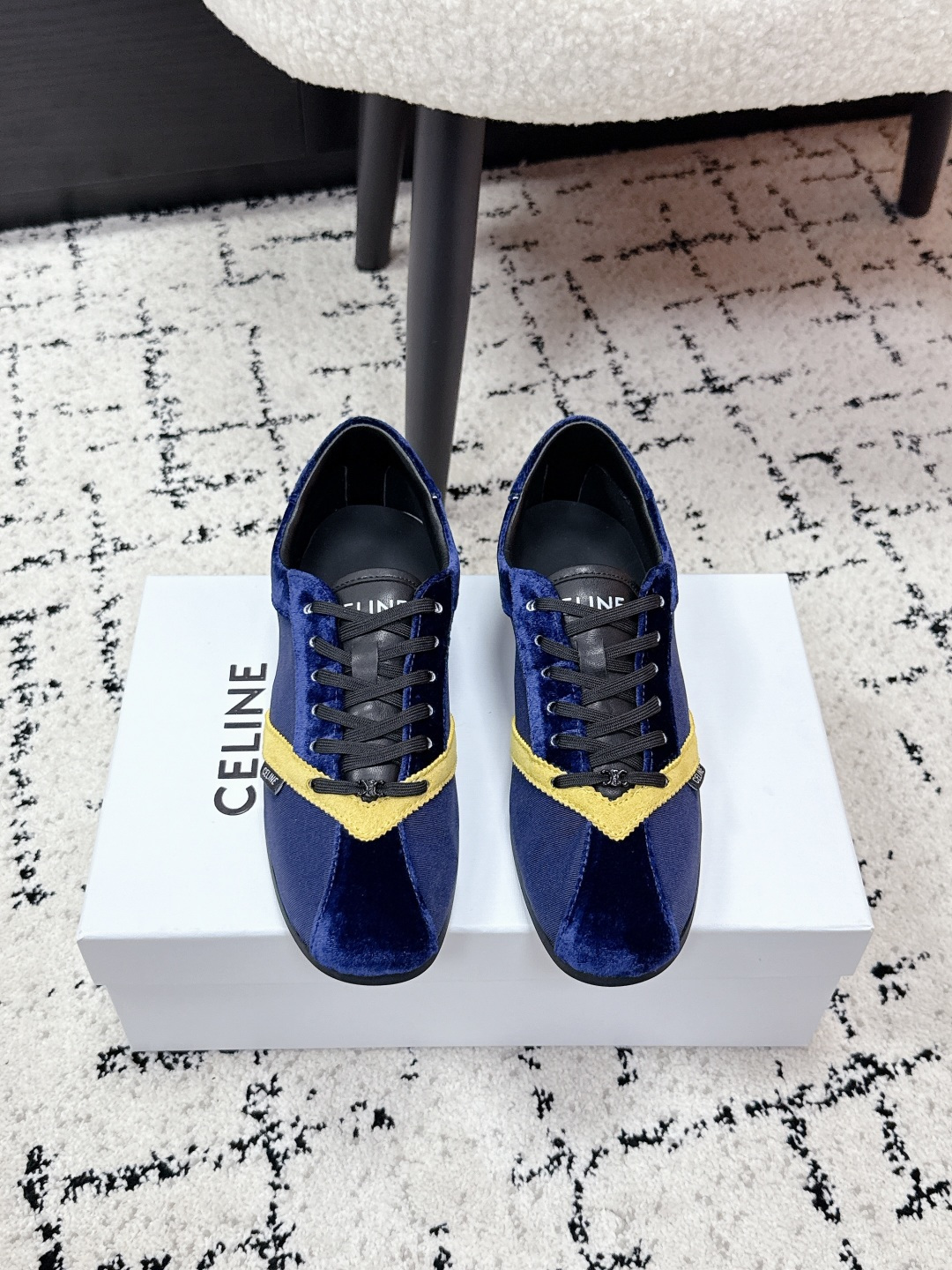 NO:748300,CELINE 26/ Arc de Triomphe lace-up moral training shoes Forrest shoes casual sports shoes Xiaohongshu grass style, simple, neat and fashionable, with a sense of college style... What a surprise when I get it. It makes the feet look younger than ever... Simple and comfortable, clean and neat, versatile and slim legs, whether worn alone or paired with wide-leg pants, it is very easy to match. Upper: Made of imported breathable velvet + customized fabric Inner: Imported sheepskin Outsole:  Original molded wear-resistant rubber outsole Size#35-40 (40 is custom-made and non-refundable), casual shoes/sports shoes, celine, celine, sneakers, sheepskin19860909CELINE 赛琳 26/ 凯旋门系带德训鞋阿甘鞋休闲运动鞋 小红书种草款,简单利落时髦 自带学院风感觉…拿到手真是惊喜 上脚减龄无比… 简单舒服,干净利落,百搭显腿细,无论是单穿还是搭配阔腿裤,都非常好搭. 鞋面: 采用进口透气天鹅绒＋定制布料 内里: 进口羊皮 大底: 原版开模耐磨橡胶大底 Size#35-40（40定做不退换）,休闲鞋/运动鞋,celine,celine,sneakers,sheepskin,Women's Shoes