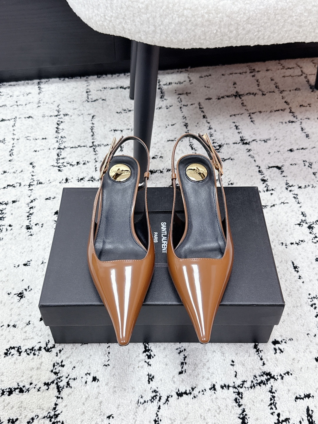 NO:749869,Saint Laurent YSL 26/s spring and summer new small pointed toe flat back sandals  Ysl selects fine leather and tans it through multiple processes, giving it a smooth touch like silk satin. The heel drawstring is hand-wrinkled, and every texture is full of ingenuity, which not only ensures the fit, but also injects a touch of agility into the neat pointed toe. The gold roundel embellishes the footbed, showing refinement in a low-key manner, and every detail tells a sense of high-end.  The heel drawstring is an ingenious idea of modern design, breaking the stereotype of traditional empty shoes and finding a perfect balance between comfort and fashion. This pair of shoes is not only a single item, but also an expression of an attitude towards life. Upper cowhide, lining sheepskin, sole Italian genuine leather outsole, heel height 7.5cm, Size 35-40 (custom-made for 40, non-refundable), high-heeled sandals, saint laurent, saint laurent, saint  laurent,sandals,high heels,cowhide,sheepskin,Leather soles19860909Saint Laurent 圣罗兰 YSL 26/ s 春夏新款小尖头平底后空凉鞋 Ysl甄选细腻皮革,经多道工序鞣制,呈现出如丝缎般的柔滑触感.后跟抽绳采用手工褶皱工艺,每一道纹理都饱含匠心,既保证了贴合度,又为利落的尖头注入一丝灵动.金色圆标点缀鞋床,低调中透着精致,每一处细节都在诉说着高级感. 后跟抽绳则是现代设计的巧思,打破了传统后空鞋的刻板印象,在舒适与时髦之间找到了完美平衡.这双鞋,不仅是一件单品,更是一种生活态度的表达. 鞋面牛皮 内里羊皮 鞋底意大利真皮大底 跟高7.5cm Size35-40（40定做不退换）,高跟鞋凉鞋,saint laurent,saint laurent,saint laurent,sandals,high heels,cowhide,sheepskin,Leather soles,Women's Shoes