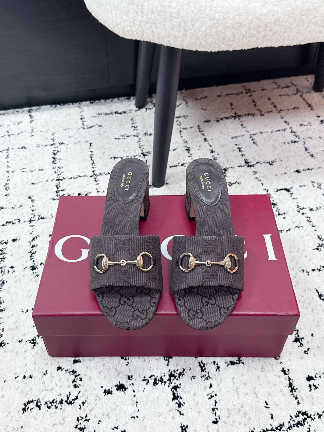 NO:759368,Gucci Gucci 26/ Spring and summer new style GG metal buckle flat high-heeled slippers original classic create new design full of high-end sense!  A favorite among bloggers at home and abroad, it is retro and fashionable, easy to wear and looks great on your feet!  BS official website mainly recommends, new colors are continuously updated NEW~ Fabrics are highly customized imported cowhide/GG canvas, lining is imported sheepskin lining, outsole is imported Italian leather outsole Size#35-42 (40.41.42 customization is not returnable), slippers, gucci, gucci, slippers, cowhide, sheepskin, Leather soles19860909Gucci古驰 26/ 春夏新款 GG金属扣 平底 高跟拖鞋 原有的经典 创造新设计 高级感十足！国内外博主刷爆的一款,复古又时髦 穿搭简便 上脚美炸了！BS官网主推,新色持续更新 NEW～ 面料高定制进口牛皮/GG帆布 内里进口羊皮里 大底意大利进口真皮大底 Size#35-42（40.41.42定制不退换）,拖鞋,gucci,gucci,slippers,cowhide,sheepskin,Leather soles,Women's Shoes