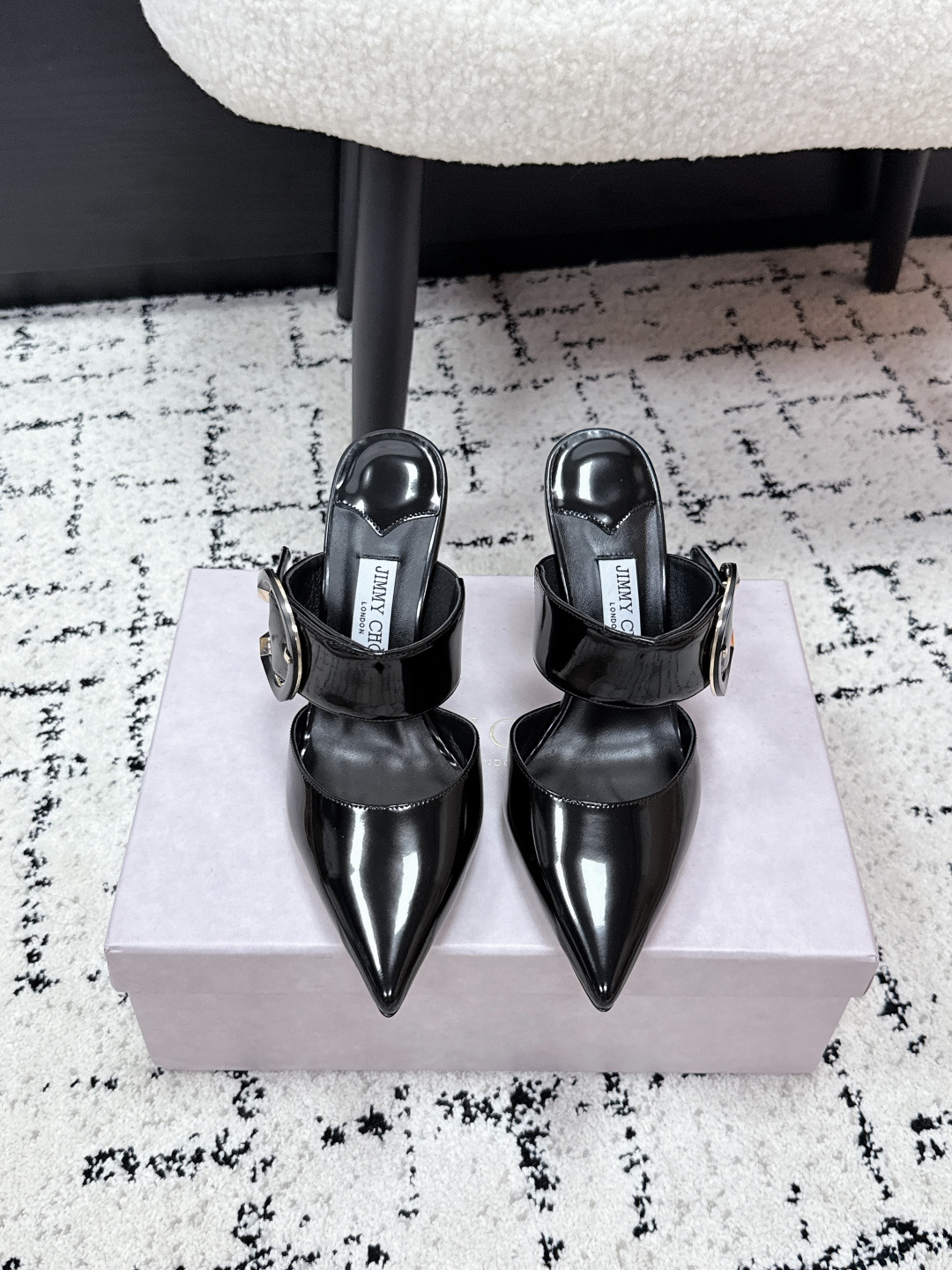 NO:759391,JimmyChoo 26/ JC Metal Buckle Pointed Toe High Heel Mule Slippers BS Socialite Style Style A shoe that is super comfortable for your feet. It lasts forever. Its fashionable charm starts from the first step. Enjoy the envy of your eyes. This year, pointed toe high heels are more popular and have begun to lead the fashion trend again. They are versatile and durable!  Fabric: Highly customized cowhide, lining imported sheepskin, outsole, Italian genuine leather outsole, heel height 9cm Size: 34-41 (34.40.41 customized, non-refundable), semi-sliding high heels, jimmy choo, jimmy choo, high heels, slippers, cowhide, sheepskin, Leather soles19860909JimmyChoo 吉米周 26/ JC金属扣尖头高跟穆勒拖鞋 BS名媛气质款 上脚超级舒适的一款鞋,历久弥新,时髦魅力始于足下,悦享羡慕眼光,今年尖头高跟鞋比较香,又开始引领时尚趋势了,百搭耐看！ 面料高定制牛皮 内里进口羊皮里 大底意大利真皮大底 跟高9cm Size : 34-41（34.40.41定做不退换）,半拖高跟鞋,jimmy choo,jimmy choo,high heels,slippers,cowhide,sheepskin,Leather soles,Women's Shoes