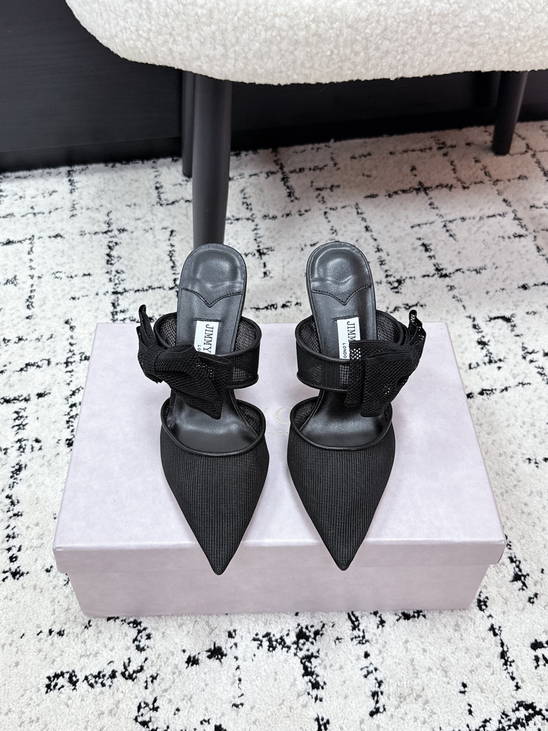 NO:759396,JimmyChoo 26/ JC Bow Pointed Toe High Heel Mule Slippers BS Socialite Style Model A super comfortable shoe that lasts forever. The fashionable charm begins with the first step. Enjoy the envy of the eyes. This year, pointed toe high heels are more popular and have begun to lead the fashion trend again. They are versatile and durable!  Fabrics are highly customized mesh, lining is imported sheepskin lining, outsole is made of Italian genuine leather, heel height is 9cm. Size: 34-41 (34.40.41 custom-made, non-refundable), semi-sliding high heels, jimmy choo, jimmy choo, high heels, slippers, sheepskin, Leather soles19860909JimmyChoo 吉米周 26/ JC蝴蝶结尖头高跟穆勒拖鞋 BS名媛气质款 上脚超级舒适的一款鞋,历久弥新,时髦魅力始于足下,悦享羡慕眼光,今年尖头高跟鞋比较香,又开始引领时尚趋势了,百搭耐看！ 面料高定制网面 内里进口羊皮里 大底意大利真皮大底 跟高9cm Size : 34-41（34.40.41定做不退换）,半拖高跟鞋,jimmy choo,jimmy choo,high heels,slippers,sheepskin,Leather soles,Women's Shoes