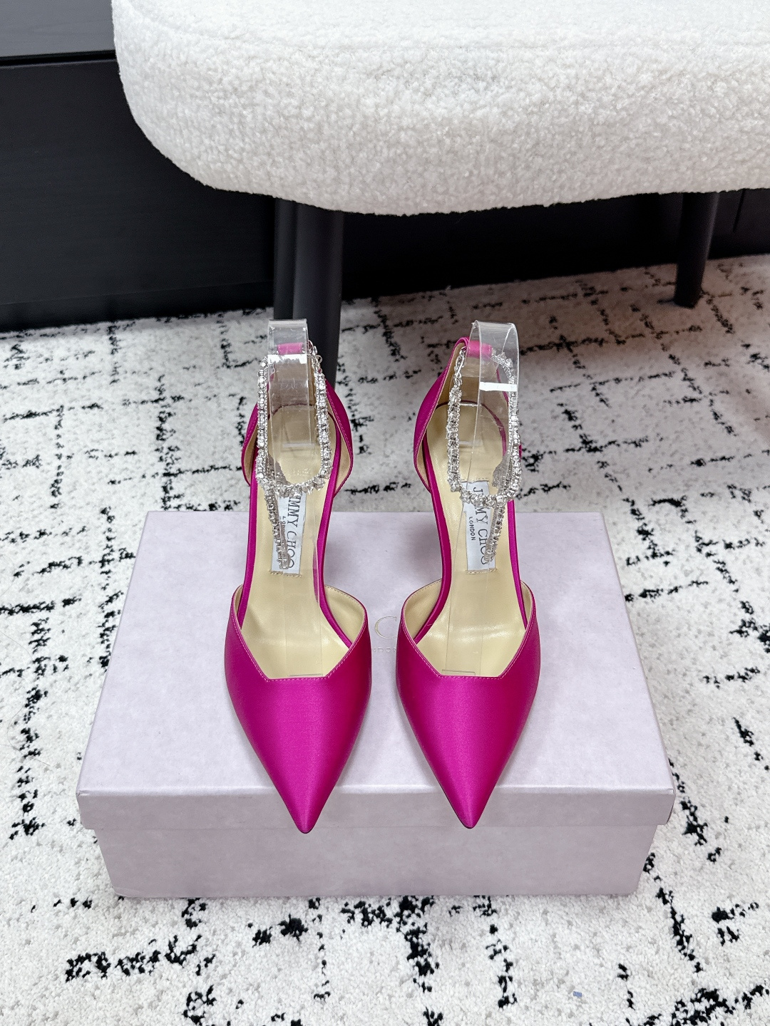 NO:759356,Jimmy Choo Jimmy Choo / 26 New Bow Diamond Chain Silk High Heels Two-Wear Hollow Pointed Toe Sandals Jimmy Choo’s new and upgraded model is so beautiful!  Stevie 100, the diamond strap is in the shape of a bow strap, and the bow can be rotated to the side or front at will. The sculpted heel provides foot stability and comfort on the side of the heel, making it easier to control high heels!  It’s so beautiful that I cheat!  !  !  Fabric imported silk, lining imported lambskin, outsole genuine leather, heel height 10CM, Size34-41 (customized sizes 34/40/41, non-returnable, non-exchangeable), high heels sandals,jimmy choo,jimmy choo,loro piana,sandals,high heels,sheepskin,real silk,Leather soles19860909Jimmy Choo 吉米周 / 26 新款蝴蝶结钻链真丝高跟鞋两穿中空尖头凉鞋 Jimmy Choo 全新升级款太美了吧！Stevie 100,钻带成蝴蝶结绑带形状,可任意旋转蝴蝶结至侧面或者正面,sculpted heel 雕刻造型的后跟提供脚部稳定和后跟侧边的舒适性,让高跟更容易驾驭！真的美到开挂！！！ 面料进口真丝 内里进口小羊皮 大底真皮大底 跟高10CM Size34-41（34/40/41码定做不退不换）,高跟鞋凉鞋,jimmy choo,jimmy choo,loro piana,sandals,high heels,sheepskin,real silk,Leather soles,Women's Shoes