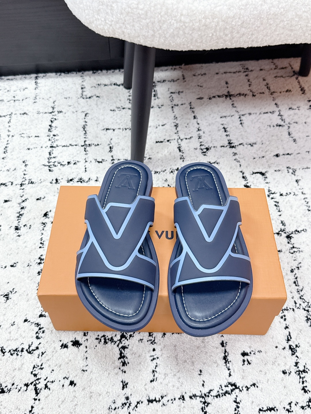 NO:759406,LV Louis Vuitton L Family Donkey Brand / 26 Latest Oasis Series Presbyopia Sandals Slippers Original purchase, development and production This LV Oasis sandals are made of soft grained cow leather, paved with classic Monogram pattern. The elegant upper structure resembles the crossed LV letters, leather and rubber outsoles create a light and flexible experience. Exquisite packaging at the delivery counter. Fabric: Original customized first-layer cowhide, imported soft sheepskin lining inside  The sole is made of original molded non-slip TPU material, sole thickness 2CM Size: Men's 38-46 (38/45/46 customized), slippers, louis vuitton, louis vuitton, louis vuitton, louis vuitton, sandals, slippers, cowhide, sheepskin19860909LV路易威登 L家 驴牌 / 26 最新Oasis 系列 老花 凉鞋 拖鞋 原版购入开发 做货 本款 LV Oasis 凉拖取材柔软粒面牛皮革,铺陈经典 Monogram 图案.优雅鞋面结构仿佛交叉的 LV 字母,皮革和橡胶外底成就轻盈灵活体验 配送专柜精美包装 面料:原版定制头层牛皮 内里进口柔软羊皮里 鞋底原版开模防滑TPU材质 底厚2CM Size:男款38-46（38/45/46定制）,拖鞋,louis vuitton,louis vuitton,louis vuitton,louis vuitton,sandals,slippers,cowhide,sheepskin,Women's Shoes