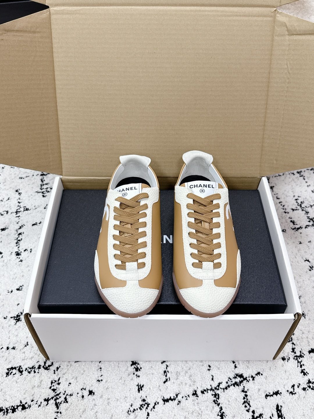 NO:817220,# Top Version Chanel Chanel Xiaoxiang 26/Panda Color Moral Shoes Casual Sports Shoes Original Purchase and Development Production Xiaoxiang C Home Another Super Hot Style at the Counter, Loved by Internet Celebrity Bloggers and Sisters, Various Praise on Social Platforms, Super Popular, High Texture, Breathable, Super Spring and Summer, Seeing this Issue Will Always Arouse Girls’ Inner Fashion Demands. The Latest Suede Material, Classic Black and White Colors, Full of Fashion on the Feet, Easy to Care  Exquisite airplane box packaging at the delivery counter. Fabric: Original customized imported first-layer cowhide. Customized imported sheepskin lining. Original molded anti-slip rubber sole. Size: #35-40 (40 orders are not returnable), casual shoes/sports shoes, chanel, chanel, chanel, sneakers, cowhide, sheepskin, chamois leather.19860909#顶级版本 Chanel香奈儿 小香 26/熊猫配色 德训鞋 休闲 运动鞋 原版购入开发 做货 小香 C家 专柜又一超级大爆款,网红博主小姐姐们的挚爱,社交平台的各种夸赞,人气超高质感透气超级春夏,看到这期总能唤起少女内心对时髦的诉求 最新麂皮材质 经典黑白配色 上脚时髦感十足 容易打理 配送专柜精美飞机盒包装 面料:原版定制进口头层牛皮 内里定制进口羊皮里 鞋底原版开模防滑橡胶材质 Size : #35-40（40订做不退换）,休闲鞋/运动鞋,chanel,chanel,chanel,sneakers,cowhide,sheepskin,chamois leather,Women's Shoes