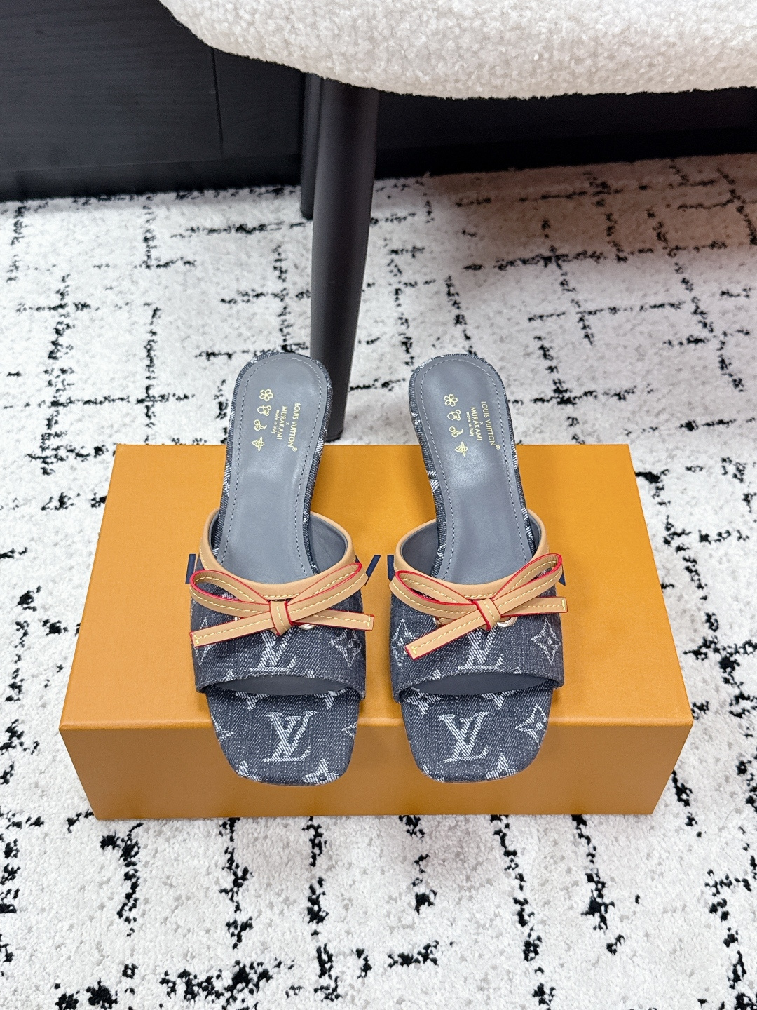 NO:787325,Top version LouisVuitton 26/Summer Limited 6AM Bow Flat Flat Sandals Latest Summer Limited Cherry Style Series uses color and the large area of ​​​​the upper as a contrast to create a cherry color element style, creating another classic style!  Super greasy on feet!  Indescribable fashion!  It’s easy to match every day, and it’s very relevant to the changes and development of the times!  Super easy to wear, full of summer vibe!  Material original custom fabric, lining sheepskin, outsole Italian imported genuine leather outsole Size #35-41 (40.41 customization is not returnable), slippers, louis vuitton, slippers, sheepskin, Leather soles19860909顶级版本 LouisVuitton 26/ 夏季限定 6AM 蝴蝶结 平底 凉拖 最新夏季限定 樱桃风系列 采用彩色以及鞋面的大面积底色作为对比,创造出樱桃彩色元素风格,成就了又一个经典款！上脚超级美腻！说不出来的时尚！日常百搭不在话下,而且很有时代的变迁发展的意义！超级好穿,上脚满满的夏日氛围！ 材质原版定制面料 内里羊皮里 大底意大利进口真皮大底 Size#35-41（40.41定制不退换),拖鞋,louis vuitton,slippers,sheepskin,Leather soles,Women's Shoes