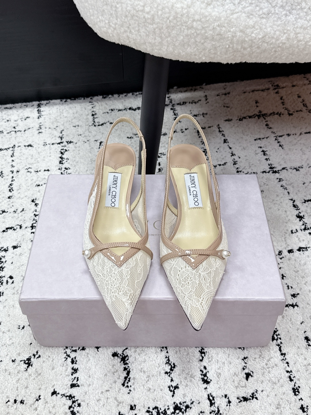 NO:781903,Jimmy Choo Jimmy Choo 26/ Spring and summer new lace hollow back high-heeled sandals Jimmy Choo's black lace pointed toe hollow back shoes, exquisite lace + pearl buckle, elegant and sexy. The pointed toe design lengthens the leg line, and the hollow back stiletto heel is breathable, perfect for spring and summer!  The soles are soft, easy to control for commuting and dating, and full of French romantic atmosphere ~ Fabric: Made of original customized lace Lining: Sheepskin Outsole: Genuine leather outsole imported from Italy Heel height 4.5cm Size#35-41 (40. 41 custom-made, non-returnable), sandals, jimmy choo, jimmy choo, sandals, sheepskin, Leather soles19860909Jimmy Choo 吉米周 26/ 春夏新款 蕾丝 后空 高跟凉鞋 Jimmy Choo这款黑色蕾丝尖头后空鞋,精致蕾丝+珍珠扣,优雅又性感.尖头设计拉长腿部线条,后空细跟透气,春夏穿超合适！鞋底柔软,通勤约会都能轻松驾驭,法式浪漫氛围感满满～ 面料: 采用原版定制蕾丝 内里: 羊皮 大底: 意大利进口真皮大底 跟高4.5cm Size#35-41（40. 41订做不退换）,凉鞋,jimmy choo,jimmy choo,sandals,sheepskin,Leather soles,Women's Shoes