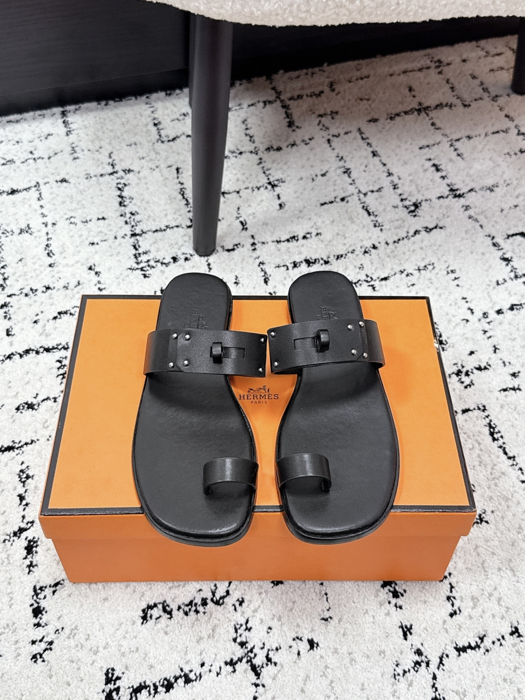 NO:782015,HERMES 26/ The latest spring and summer July series, flip-flops, Kelly buckles, comfortable to wear, suitable for daily outdoor wear or casual occasions in summer. The overall style is versatile and can be easily matched with various clothing to meet the needs of multiple scenes! Fabric: Cowhide Foot pads: Sheepskin Outsole: Genuine leather outsole Size:  #34-41 (34.40.41 custom-made, non-refundable), split-toe shoes, hermes, hermes, slippers, cowhide, sheepskin, Leather soles19860909HERMES爱马仕 26/ 春夏最新 July系列 夹趾 凯莉扣 一字拖鞋 穿着舒适,适合夏季日常外穿或休闲场合.整体风格百搭,轻松搭配各种服饰,满足多场景需求! 面料: 牛皮 垫脚: 羊皮 大底: 真皮大底 Size: #34-41（34.40.41订做不退换）,分趾鞋,hermes,hermes,slippers,cowhide,sheepskin,Leather soles,Women's Shoes