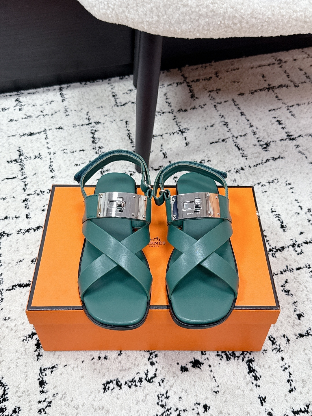 NO:782008,Hermès 26/ Kelly buckle cross-strap sandals interpret a new level of elegance with the iconic large Kelly buckle. The fine calfskin is selected to have a warm and crisp texture. The neat cross-strap fits the instep and modifies the foot shape to make it more slender. The body of the shoe is decorated with a large classic Kelly metal buckle. The matte gilt texture is low-key and bright. It can be recognized as luxurious at a glance. Fabric: Original custom cowhide Inner: Sheepskin Outsole:  Italian leather outsole Size#34-41 (custom-made on 34.40.41, non-refundable), sandals, hermes, hermes, sandals, cowhide, sheepskin, Leather soles19860909Hermès 爱马仕 26/ Kelly扣交叉带凉鞋 以标志性大Kelly扣演绎优雅新境.精选细腻小牛皮 质感温润挺括 利落交叉带贴合足背 修饰脚型更显纤细.鞋身缀以大号经典Kelly金属扣 哑光鎏金质感低调璀璨 一眼定格顶奢辨识度. 面料 : 原版定制牛皮 内里: 羊皮 大底: 意大利真皮大底 Size#34-41（34.40.41定做不退换）,凉鞋,hermes,hermes,sandals,cowhide,sheepskin,Leather soles,Women's Shoes