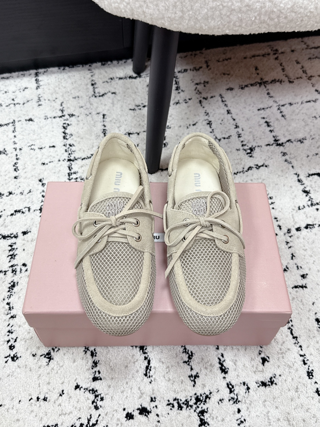 NO:788610,MiuMiu 26 / Spring and summer new mesh loafers are hotly arrived, a must-have item for spring and summer. The breathable mesh upper is matched with a simple lace-up bow design. The whole pair of shoes becomes lively in an instant. The lazy one-step design makes it convenient and quick to go out with casual concave shape. The original open-molded rubber outsole Size35-42 (40.41.42. Customized, non-refundable), loafers, miumiu, loafers19860909MiuMiu 缪缪 26 / 春夏新款网面乐福鞋 火爆来袭,春夏穿搭必备单品鞋面透气网面搭配简约系带蝴蝶结设计,一瞬间整双鞋灵动了起来 懒人一脚蹬设计,出门方便快捷随意凹造型 大底原版开模橡胶大底 Size35-42（40.41.42.定做不退换）,乐福鞋,miumiu,loafers,Women's Shoes