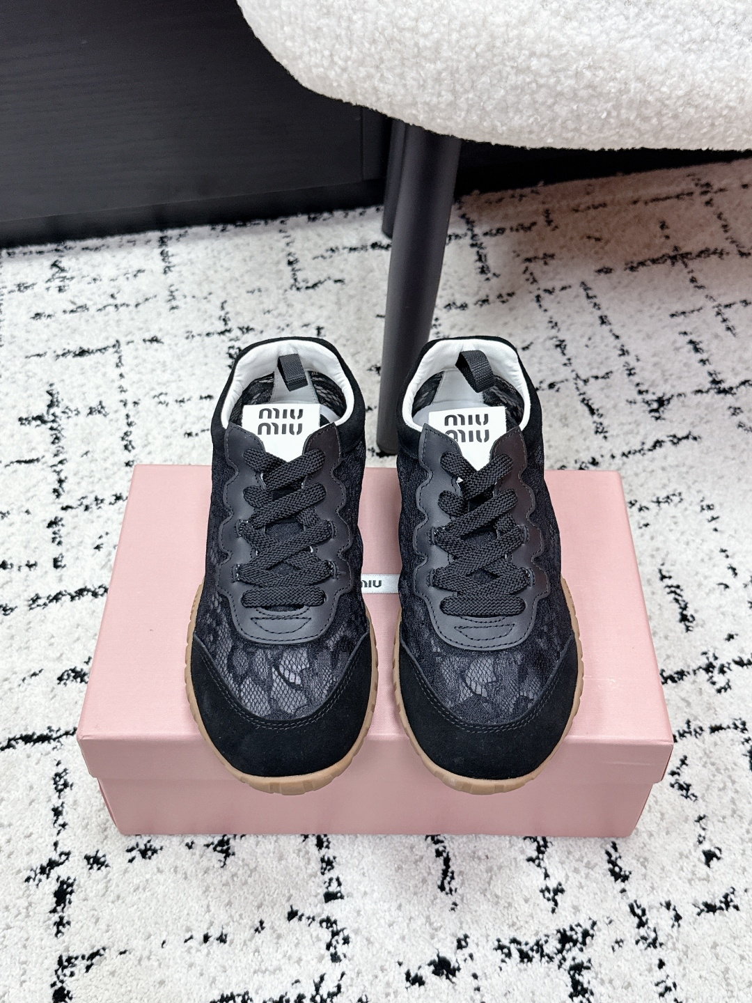 NO:785422,MiuMiu 26/Spring and Summer New Biscuit Shoes Forrest Gump Shoes Casual Sports Shoes Miumiu's latest hot style Avant-garde bold design Miu Miu style is integrated into this thick-soled breathable mesh Mary Jane's simple lines Designed unique logo on the tongue and back embellished with retro design to add iconic elements Thick-soled design defines avant-garde modern style Fabric original custom lace fabric/cow suede Lining original imported soft sheepskin Outsole Original open-molded non-slip rubber outsole  Size35-42 (40 41 42 customized, non-returnable), casual shoes/sports shoes, miumiu, mary jane, sneakers, sheepskin19860909MiuMiu 缪缪 26/春夏新款 饼干鞋 阿甘鞋 休闲运动鞋 miumiu最新爆款 前卫大胆的设计 Miu Miu风格融于此款厚底透气网布玛丽珍设计的简约线条 别致徽标饰于鞋舌与背面 点缀复古设计 平添标志性元素 厚底设计定义前卫的现代风格 面料原版定制蕾丝布料/牛反绒 内里原版进口柔软羊皮 大底原版开模防滑橡胶大底 Size35-42（40 41 42定做不退换）,休闲鞋/运动鞋,miumiu,mary jane,sneakers,sheepskin,Women's Shoes