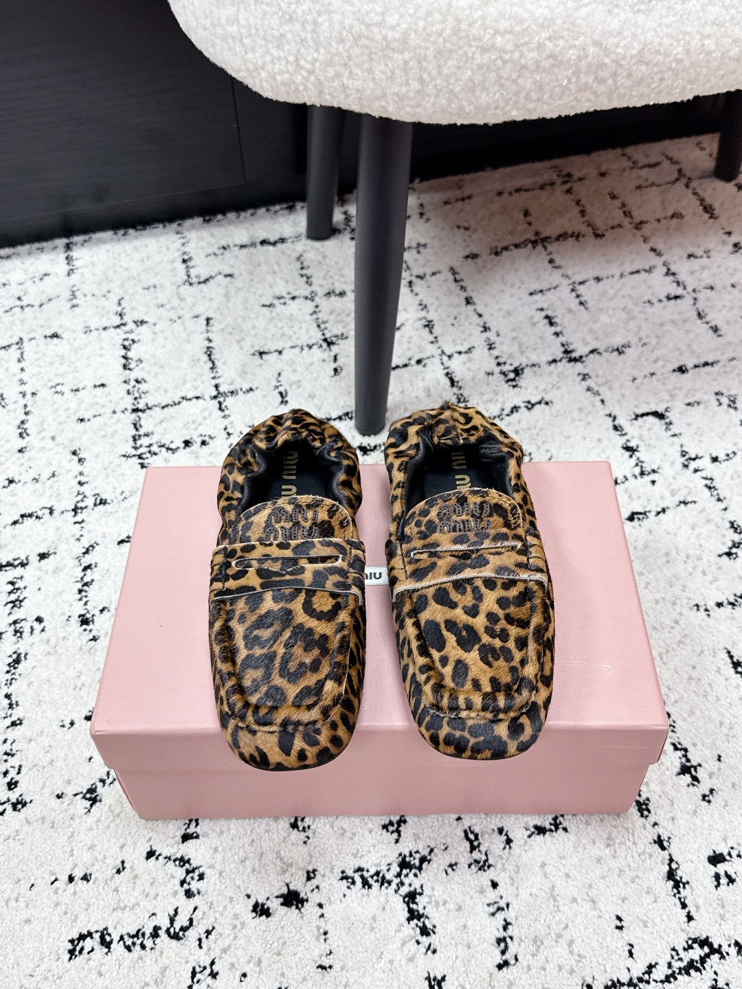 NO:788587,Leopard horsehair style Miu Miu 26 / Brogue smocked loafers. These brogues have simple and classic lines, decorated with metal details such as Miu Miu logo buckles. The retro shape re-creates the classic loafer, and the heel smocked loafers are made of Nappa leather to show their elegant retro temperament. The smocked design is easy to put on and take off while giving the relaxed and casual feel of old money. The upper is decorated with a gold embossed logo, and exquisite details embellish the overall design, which is low-key and unique.  Upper imported calfskin/horse hair lining sheepskin outsole Italian imported genuine leather outsole Size35-41 (40.41. Customized, non-returnable), loafers, miumiu, loafers, cowhide, sheepskin, Leather soles19860909豹纹马毛款 Miu Miu 26 / 布洛克抽褶乐福鞋 这款布洛克鞋线条简约设计经典,饰以Miu Miu徽标搭扣等金属细节.复古的造型重新打造经典乐福鞋,后跟抽褶乐福鞋采用Nappa皮革制成彰显优雅复古气质.抽褶的设计方便穿脱的同时更是带有老钱的松弛随性感.鞋面饰有金色压花徽标,精致细节点缀整体设计,低调又别具风格. 鞋面进口胎牛皮/马毛 内里羊皮 大底意大利进口真皮大底 Size35-41（40.41.定做不退换）,乐福鞋,miumiu,loafers,cowhide,sheepskin,Leather soles,Women's Shoes
