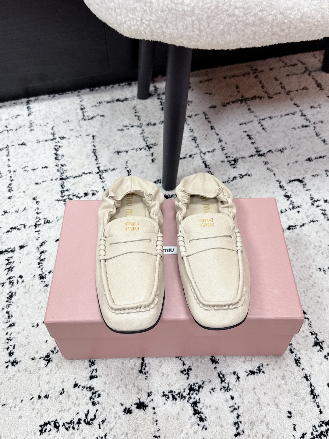 NO:788613,Miu Miu 26 / Brogue smocked loafers These brogues have simple lines and classic design, decorated with metal details such as Miu Miu logo buckles. The retro shape re-creates the classic loafers, and the heel smocked loafers are made of Nappa leather to show their elegant retro temperament. The pleated design is easy to put on and take off and has the relaxed and casual feeling of old money. The upper is decorated with a gold embossed logo, and exquisite details embellish the overall design, low-key and unique. The upper is made of imported tire cowhide/horse hair  Sheepskin lining, outsole, genuine leather outsole imported from Italy, Size 35-41 (40.41. Customized, non-refundable), loafers, miumiu, loafers, cowhide, sheepskin, Leather soles19860909Miu Miu 26 / 布洛克抽褶乐福鞋 这款布洛克鞋线条简约设计经典,饰以Miu Miu徽标搭扣等金属细节.复古的造型重新打造经典乐福鞋,后跟抽褶乐福鞋采用Nappa皮革制成彰显优雅复古气质.抽褶的设计方便穿脱的同时更是带有老钱的松弛随性感.鞋面饰有金色压花徽标,精致细节点缀整体设计,低调又别具风格. 鞋面进口胎牛皮/马毛 内里羊皮 大底意大利进口真皮大底 Size35-41（40.41.定做不退换）,乐福鞋,miumiu,loafers,cowhide,sheepskin,Leather soles,Women's Shoes
