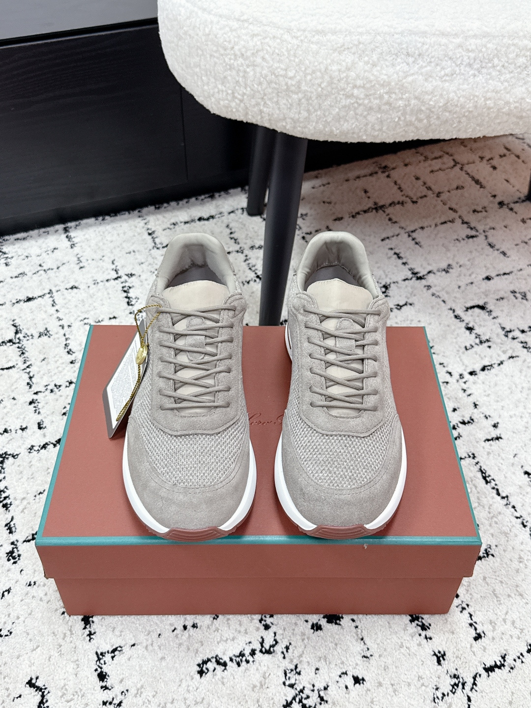 NO:788590,#TOPVERSION Loro Piana 26/ Week End Walk Series Old Money Style Lace-up Life Casual Shoes Sneakers This pair of LP version sneakers directly hits the aesthetic mark!  The wool knitted upper is breathable and soft, and spliced ​​with suede leather. It is retro and high-end. It is light on the feet and not stuffy, so it is stress-free for daily commuting. The style is versatile and not picky. Paired with casual trousers, it is a smart business style. Paired with jeans, it instantly becomes a casual old-money style. Even sports pants can be perfectly adapted. A pair of shoes unlocks a variety of outfits, and fashionable men can close their eyes!  Made of precious dark merino wool, the color is natural and undyed, giving it an original sense of luxury!  Paired with cow suede trim, it is neat and refined and feels as comfortable as walking on shit. The narrowed design of the shoe body pays homage to classic running shoes. The ultra-light foam outsole + groove design makes the upper foot light and stable. Every step has good shock absorption and rebound, and walking is like carrying the wind. It is super eye-catching whether you are out on the street or doing light exercise. Strongly recommend the old money style. A must-have for everyone. Material: wool knitting/cow suede/down cloth. Inner lining: comfortable sheepskin lining. Sole: original ultra-light foam sole.  Size: #39-46 (45.46 customized, non-refundable), casual shoes/sports shoes, loro piana, loro piana, sneakers, jeans, down jacket, sheepskin19860909#顶级版本 Loro Piana 26/ Week End Walk系列 老钱风 系带生活休闲鞋 运动鞋 这双LP版运动鞋直接戳中审美！羊毛针织鞋面透气软糯,拼接牛反绒皮质,复古又高级,上脚轻便不闷脚,日常通勤暴走无压力. 版型百搭不挑人,配休闲西裤是干练商务风,搭牛仔裤秒变随性老钱范儿,连运动裤都能完美适配.一双鞋解锁多种穿搭,潮男闭眼入！ 选用珍贵的深色美利奴羊毛,色调自然且未经染色,原生态的高级感拉满！搭配牛反绒饰边,利落又精致 踩屎感般舒适 鞋身收窄设计致敬经典跑鞋,超轻发泡大底+凹槽设计,上脚轻盈又稳当.每一步都有很好的减震回弹,走路就像带风.无论是出街还是轻运动都超级吸睛 强推老钱风系 人手必备 材质羊毛针织/牛反绒/羽绒布 内里: 舒适羊皮里 鞋底: 原版超轻发泡底 Size: #39-46 (45.46定做不退换),休闲鞋/运动鞋,loro piana,loro piana,sneakers,jeans,down jacket,sheepskin,Women's Shoes