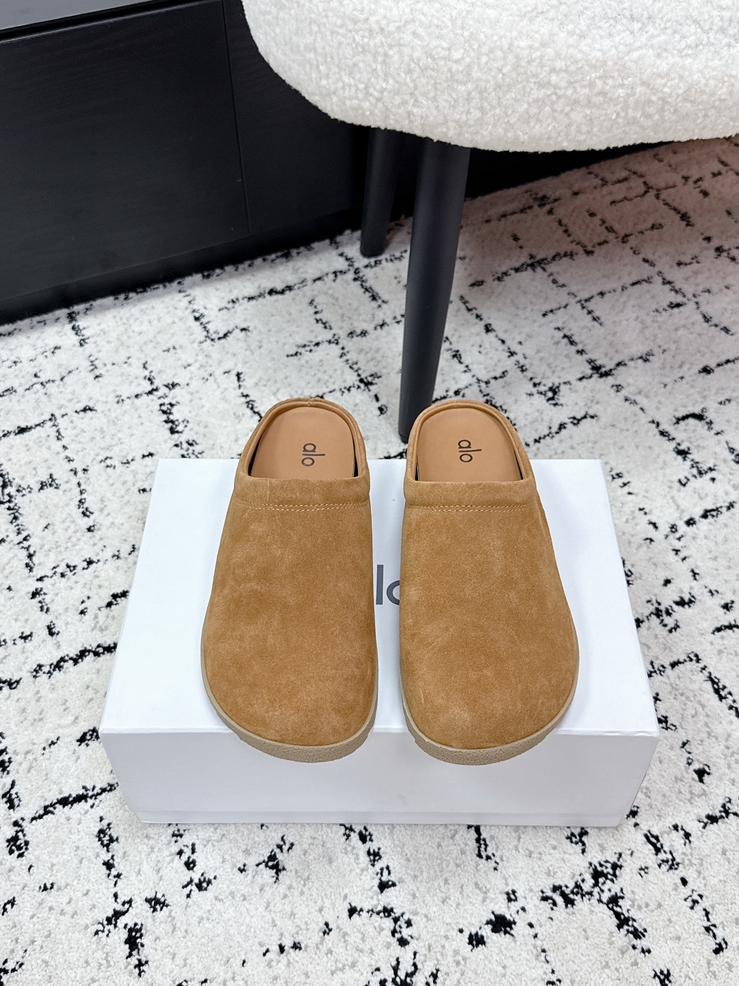 NO:785427,alo 26/ Early spring new casual shoes. Simplicity is king. It exudes a casual and lazy feeling. One-leg design is relaxed and comfortable. It is fashionable to go out on the street. It can be used at home. It can create a relaxed atmosphere.  Injecting casualness and style into daily life, the upper is made of high-quality suede material, which has a delicate touch and a retro accent. The mouth of the shoe is wrapped with fluffy and soft plush, which not only looks warm and healing, but also brings a cloud-like feeling when it fits the foot.  Comfortable and wrapped. The overall appearance is simple and elegant, without unnecessary complicated designs. Whether you wear it at home to enjoy lazy time, or wear it with casual clothes for going out, it can be easily adapted to create a casual and stylish style for you.  Fabric suede, sheepskin lining, rubber outsole Size35-41 (40 41 customized, non-returnable), half drag, sheepskin, chamois leather19860909alo 26/ 早春 新品休闲单鞋 简约即王道 散发随性慵懒感 一脚蹬设计 轻松又自在 时髦精出街 宅家都可 拿捏松弛氛围感 为日常注入随性与格调,鞋面选用质感上乘的麂皮材质,触感细腻又自带复古腔调.鞋口处包裹着蓬松柔软的毛绒,不仅看着温暖治愈,贴合脚部时更是能带来云朵般的舒适包裹感.整体外观简约大方,没有多余的繁杂设计,不管是居家穿着享受慵懒时光,还是搭配休闲服饰出街,都能轻松适配,为你打造出随性又有格调的穿搭风格. 面料麂皮 内里羊皮 大底橡胶 Size35-41（40 41定做不退换）,半拖,sheepskin,chamois leather,Women's Shoes