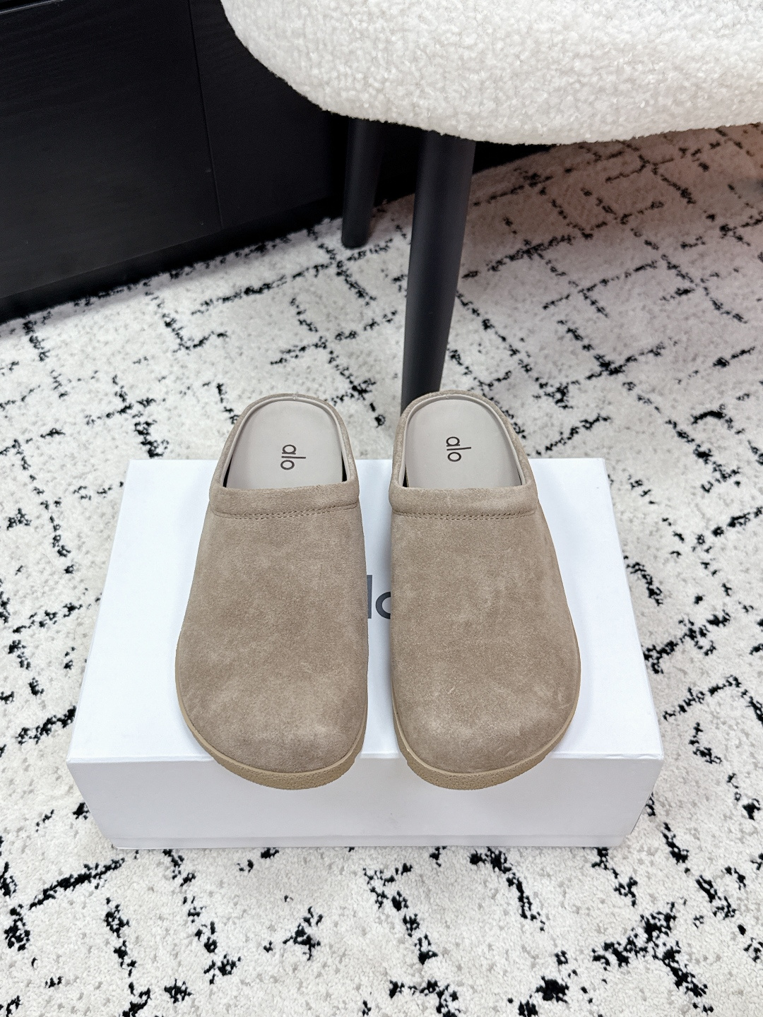 NO:785432,alo 26/ Early spring new casual shoes. Simplicity is king. It exudes a sense of casual laziness. The slip-on design is relaxed and comfortable. It is fashionable to go out on the street. It can be used at home. It can create a relaxing atmosphere and inject casualness and style into daily life.  The upper is made of high-quality suede material, which has a delicate touch and a retro accent. The mouth of the shoe is wrapped with fluffy and soft plush, which not only looks warm and healing, but also brings a cloud-like comfortable wrapping feeling when it fits the foot. The overall appearance is simple and elegant, without unnecessary complicated design. Whether you wear it at home to enjoy a lazy time, or wear it with casual clothes to go out, it can be easily adapted to create a casual and stylish style for you. Fabric Suede  Sheepskin lining, rubber outsole Size 35-41 (40 41 customized, non-returnable), half drag, sheepskin, chamois leather19860909alo 26/ 早春 新品休闲单鞋 简约即王道 散发随性慵懒感 一脚蹬设计 轻松又自在 时髦精出街 宅家都可 拿捏松弛氛围感 为日常注入随性与格调, 鞋面选用质感上乘的麂皮材质,触感细腻又自带复古腔调.鞋口处包裹着蓬松柔软的毛绒,不仅看着温暖治愈,贴合脚部时更是能带来云朵般的舒适包裹感.整体外观简约大方,没有多余的繁杂设计,不管是居家穿着享受慵懒时光,还是搭配休闲服饰出街,都能轻松适配,为你打造出随性又有格调的穿搭风格. 面料麂皮 内里羊皮 大底橡胶 Size35-41（40 41定做不退换）,半拖,sheepskin,chamois leather,Women's Shoes