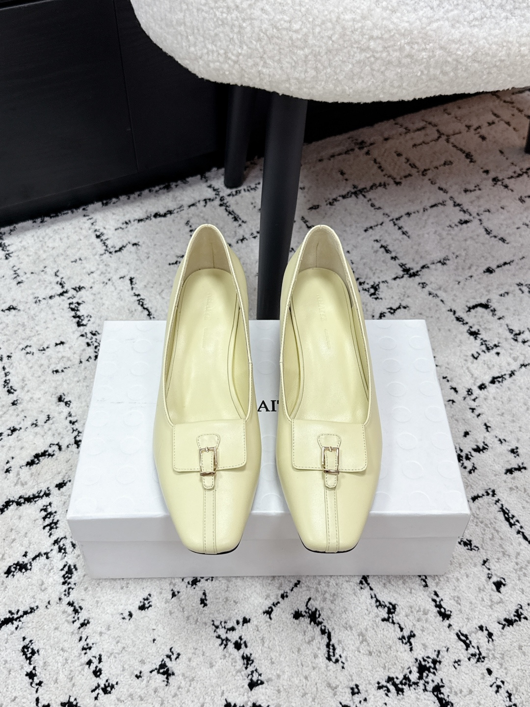 NO:781959,Khaite 26ss spring and summer new square-toe casual small high-heeled shoes are based on retro shoes from the 1990s. The shape of the square toe + shallow mouth is simple and neat, which can not only modify the foot shape, but also has an elegant and retro atmosphere. It continues the brand's low-key and high-end design concept, without unnecessary decoration, and only embellishes the toe with metal buckles. The overall visual sense is unified and full of texture.  The soft upper material and loose and moderate shoe last fit the foot shape immediately, without the need for running in, and the bare feet will not be worn. It can be matched with retro-style dresses, suit pants, or minimalist commuting clothes. It is a 'universal item' to create an elegant look. Fabric original custom leather lining Sheepskin outsole Italian genuine leather outsole Heel height 6cm Size 35-41 (size 40 41 customization is not returnable), Mary Jane, mary  jane,skirts,business suit,sheepskin,Leather soles19860909Khaite 26ss春夏新款方头休闲小高跟单鞋 以90年代复古鞋款为原型,方头+浅口的造型简约利落,既能修饰脚型,又自带优雅复古的氛围感.延续了品牌低调高级的设计理念,无多余装饰,仅通过金属扣点缀鞋头,整体视觉感统一且富有质感. 柔软的鞋面材质与宽松适度的鞋楦,上脚即贴合脚型,无需磨合,赤脚穿也不会磨脚.既能搭配复古风的连衣裙、西装裤,也能适配极简风的通勤装,是打造优雅造型的“万能单品”. 面料原版定制皮料 内里羊皮 大底意大利真皮大底 跟高6cm Size35-41码（40 41 码定制不退换）,玛丽珍,mary jane,skirts,business suit,sheepskin,Leather soles,Women's Shoes