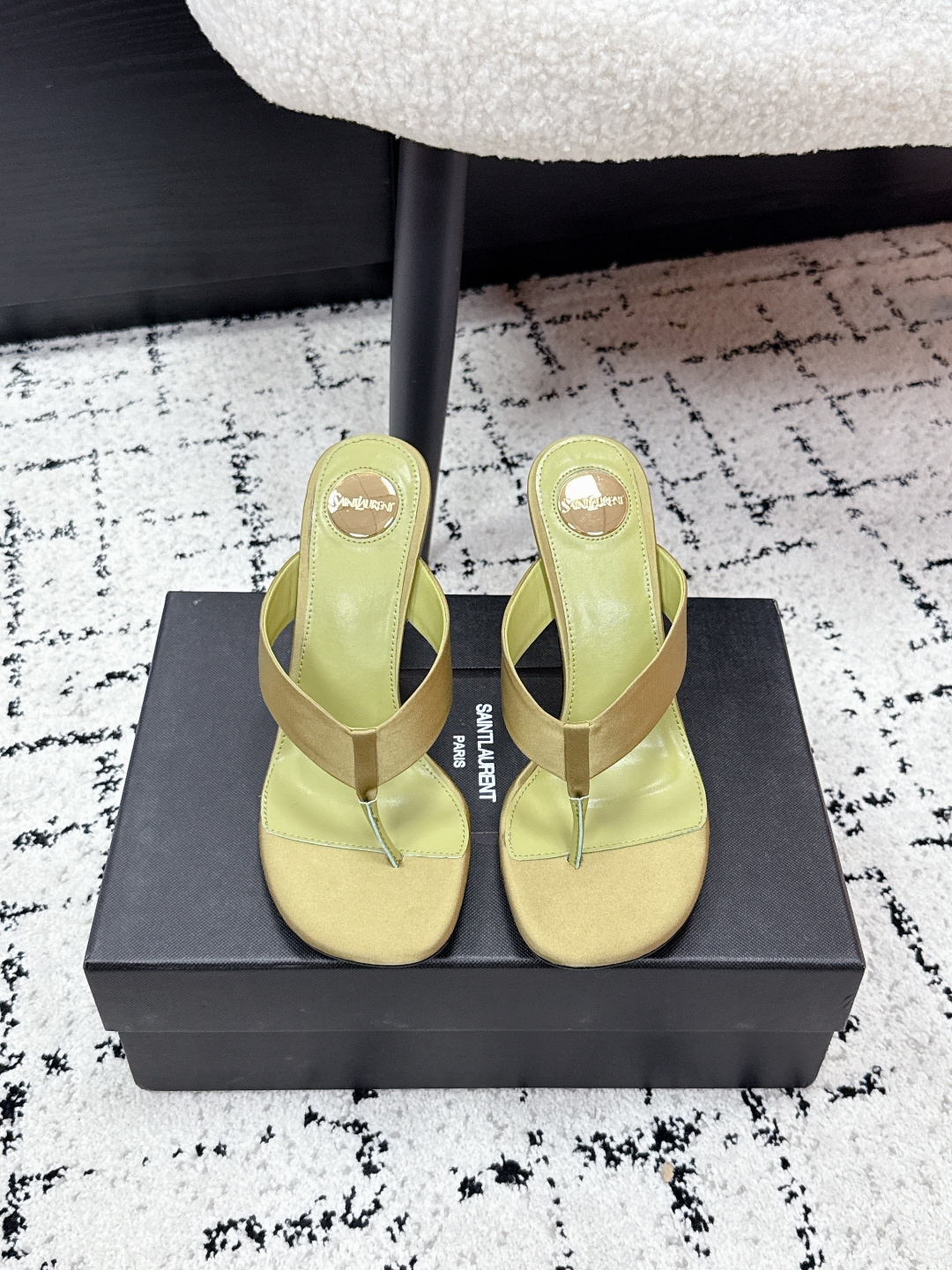 NO:781934,SAIN*LAURENT 26/ The latest YSL letter high-heeled flip-flops for spring and summer. The top version of YSL is a super beautiful one. The Hentiangao series is launched in a new interpretation!  Full of high-end feeling!  Extremely fashionable ~ You can match it with any dress or skirt. The upper is made of highly customized imported silk fabric, the lining is imported mixed sheepskin, the outsole is made of genuine leather imported from Italy, the heel height is 8.5cm, Size#35-41 (customized at 40.41), split-toe shoes, saint laurent, saint laurent, saint laurent, slippers, skirts, sheepskin, real silk, Leather soles19860909SAIN*LAURENT 圣罗兰 26/ 春夏最新 YSL字母高跟夹脚人字拖鞋 顶级版YSL超美的一款 恨天高 系列以全新的诠释方式首发！满满的高级感 ！时尚度爆棚～无论裙装 、裙装都随意搭配. 鞋面高定制进口真丝面料 内里进口混种羊皮里 大底意大利进口真皮大底 跟高8.5cm Size#35-41（40.41定做）,分趾鞋,saint laurent,saint laurent,saint laurent,slippers,skirts,sheepskin,real silk,Leather soles,Women's Shoes