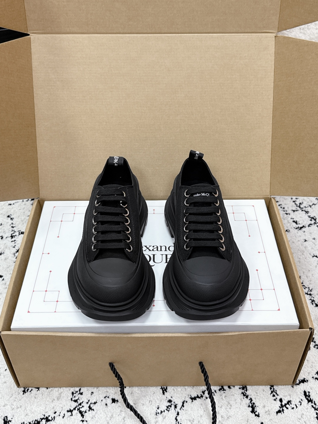 NO:787925,#planebox High version AlexanderMcoueen McQueen popular thick-soled canvas white shoes for men and women. The traditional straps of classic canvas shoes add youthful vitality and reduce age. The characteristic is its thick-soled design, which instantly has the visual effect of 1.8 meters in length. Fashion is a reincarnation, and the classic black and white style always exudes a unique charm. Fabric: Original imported waterproof canvas Lining: Imported water chestnut leather Insole: Imported silk cowhide  Outsole: TPU original combination sole Size: 34-45 (40 for women, 45 for men), casual shoes/sports shoes, alexander mcqueen, sneakers, sheepskin19860909#飞机盒 高版本 AlexanderMcoueen麦昆男女情侣款爆款厚底帆布小白鞋  经典帆布鞋传统的绑带,增加了青春活力极具减龄,特色就在他的厚底设计,即刻拥有腿长一米八的视觉效果.时尚是一场轮回,经典的黑白色系穿搭永远散发着独特的魅力. 面料:原版进口防水帆布 内里:进口水柒羊皮 鞋垫:进口丝绸牛里 大底:TPU原版组合底 码数:34-45（女40 男45定）,休闲鞋/运动鞋,alexander mcqueen,sneakers,sheepskin,Women's Shoes