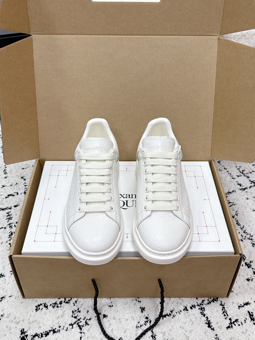 NO:788834,# airplane box top version Alexander McQueen Alexander McQueen 26/ classic thick sole white shoes casual shoes original development professional McQueen factory, latest upgrade counter synchronization, pursuit of perfection!  Simple and smooth line design, diversified color choices, plus comfort, while taking into account the 4.5 cm external height heel to elongate the leg shape. Thick-soled shoes are easy to wear and can be used with no problem, and have the effect of increasing height. Fabric: Exclusive molded imported silk cowhide. Lining: Imported A-grade water-dyed sheepskin. Outsole: Counter original molded rubber TPU outsole. Size: Female 34-41 Male 38-45 (Female 34.41)  Men (38.45 custom-made), casual shoes/sports shoes, alexander mcqueen, sneakers, cowhide, sheepskin19860909#飞机盒 顶级版本 Alexander McQueen亚历山大麦昆 26/ 经典 厚底 小白鞋 休闲鞋 原版开发 专业麦昆工厂,最新升级专柜同步,追求完美！ 简单、流畅的线条设计,多样化的颜色选择,再加上拥有舒适的同时,兼顾4.5厘米左右的外增高鞋跟以拉长腿型,厚底鞋易穿又白搭,有增高的效果 面料 : 独家开模进口丝绸牛皮 内里 : 进口A级水染羊皮 大底 : 专柜原版开模橡胶TPU大底  Size :女34-41男38-45(女34 .41 男38.45订做),休闲鞋/运动鞋,alexander mcqueen,sneakers,cowhide,sheepskin,Women's Shoes
