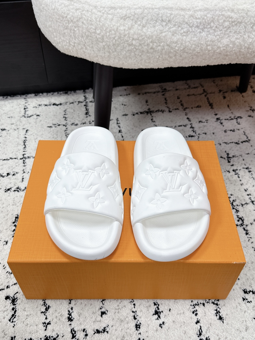 NO:788849,#couplesmodelLouis Vuitton 26/ embossed slippers New slippers from Louis Vuitton counters, donkey brand monogram embossed slippers, Waterfront sandals are back again, the upper buckle is embossed with Louis Vuitton's iconic Monogram pattern. Made of waterproof rubber, with comfortable and tough insoles. Light and flexible outsole is embossed with the Louis Vuitton logo. Fabric: original molded rubber foam surface, sole original molded rubber foam outsole, sole thickness 3CM  Size35-45 (40 for women, 44.45 for men), slippers, louis vuitton, louis vuitton, slippers19860909#情侣款 路易威登 26/ 浮雕拖鞋 路易威登专柜新款拖鞋,驴牌monogram 浮雕拖鞋,Waterfront 凉拖焕新回归,鞋面扣带压印路易威登标志性的 Monogram 图案.由防水橡胶制成,搭配舒适韧性鞋垫.轻盈灵活的外底压印路易威登标识. 面料:原版开模橡胶发泡面 鞋底原版开模橡胶发泡大底 底厚3CM Size35-45（女40 男44.45定）,拖鞋,louis vuitton,louis vuitton,slippers,Women's Shoes