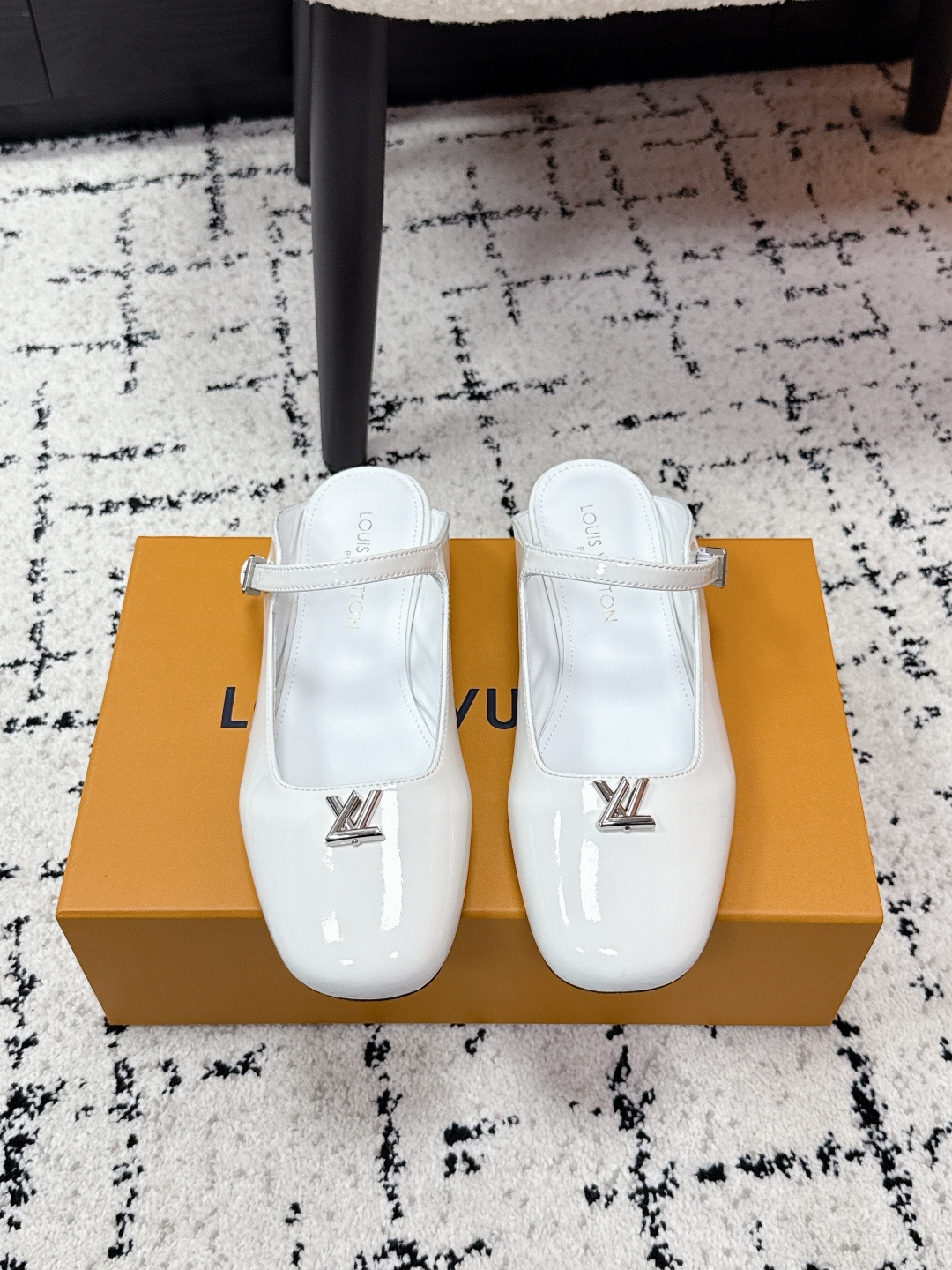 NO:790013,Louis Vuitton 26/ Louis Vuitton flat Mary Jane ballet half slip made of bright patent cow leather, reflecting the retro trend aesthetic. Slim shoelaces are adjusted through buckles, and LV Twist decoration embellishes the upper. Brand element metal parts, adjustable buckle shoelaces Size35-41 (40,41 custom-made), half drag, louis vuitton, louis vuitton, louis vuitton, mary  jane,cowhide19860909Louis Vuitton 26/ 路易威登 平底玛丽珍芭蕾半托 取材莹亮漆面牛皮革,映现复古潮流美学.纤细鞋带通过搭扣调节,LV Twist 装饰点缀鞋面.品牌元素金属件,可调节搭扣鞋带 Size35-41（40,41定做）,半拖,louis vuitton,louis vuitton,louis vuitton,mary jane,cowhide,Women's Shoes
